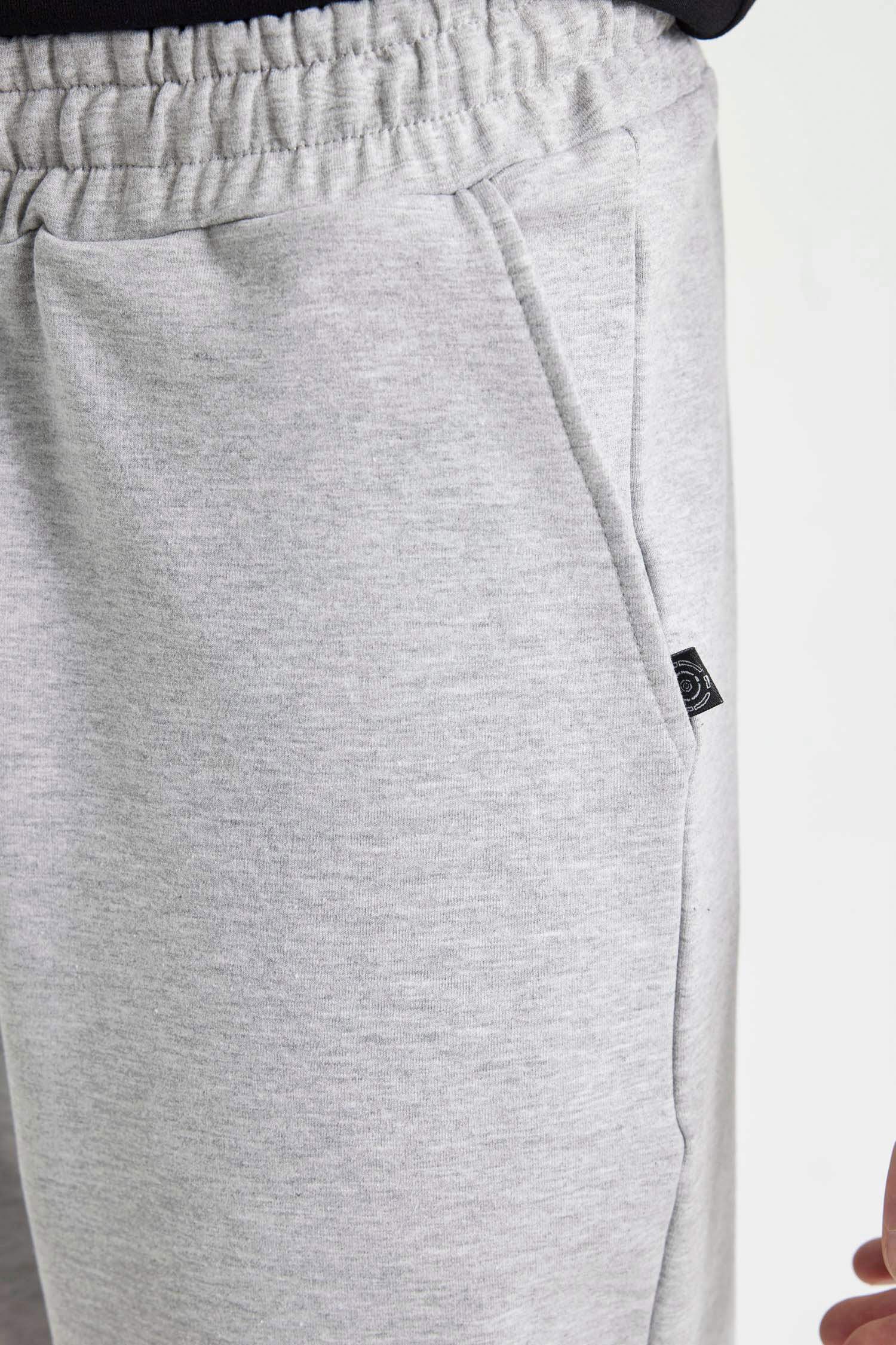 Short Slim à Jambe Droite