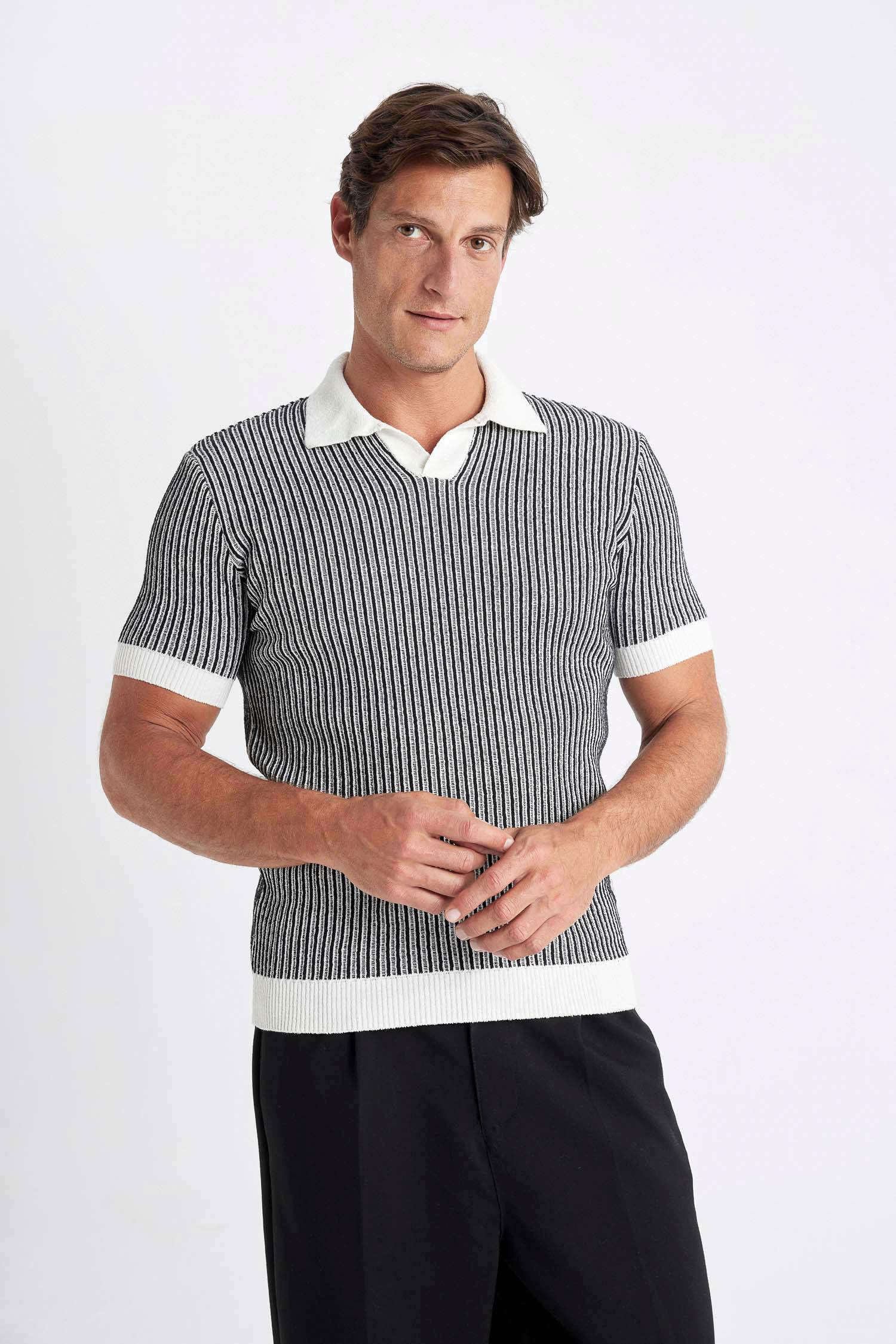 Standart Fit Normal Kesim Polo Yaka Çizgili Kısa Kollu Triko Tişört