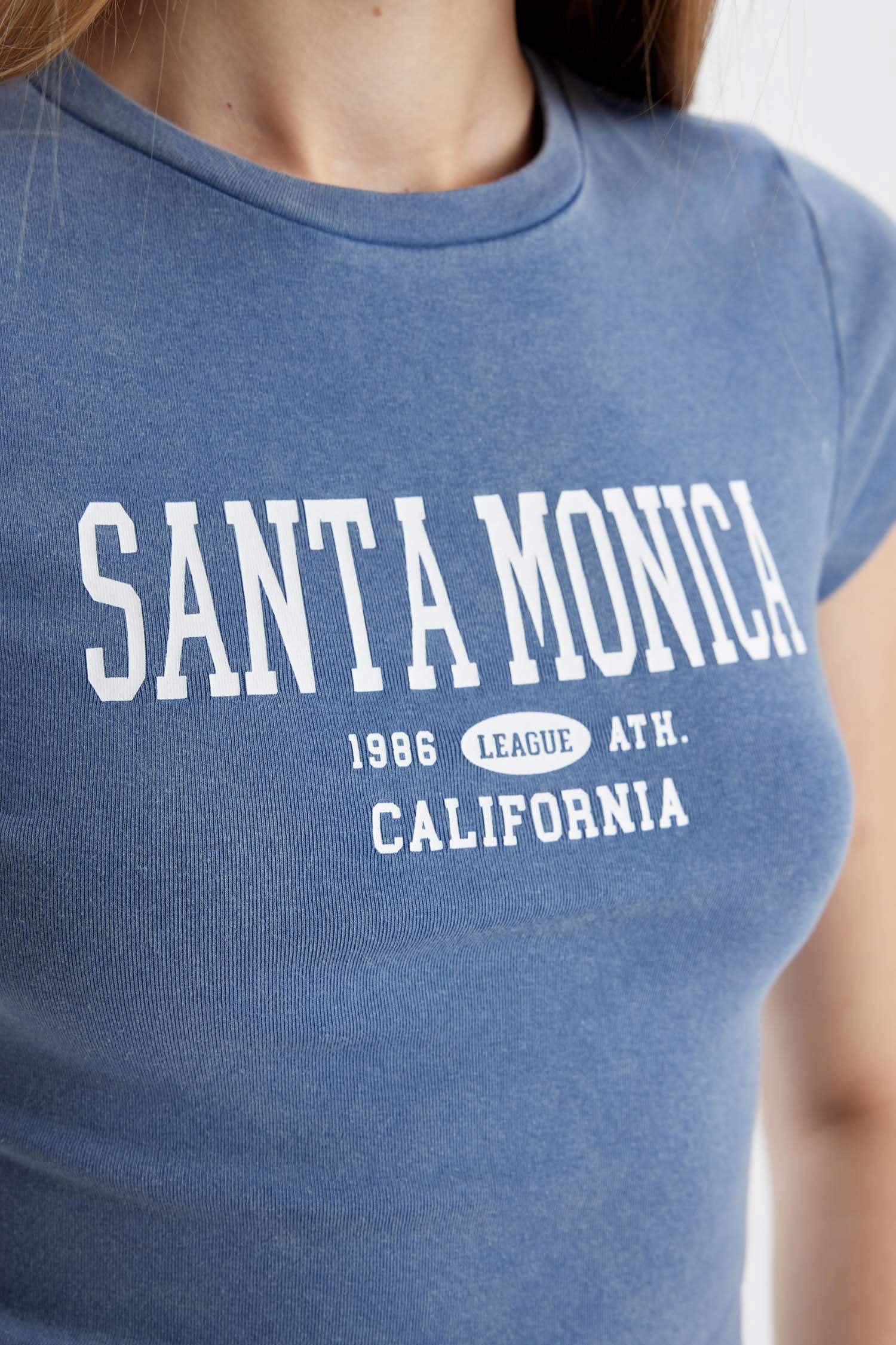 تيشيرت نص ردن مطبوع بياخة مستديرة