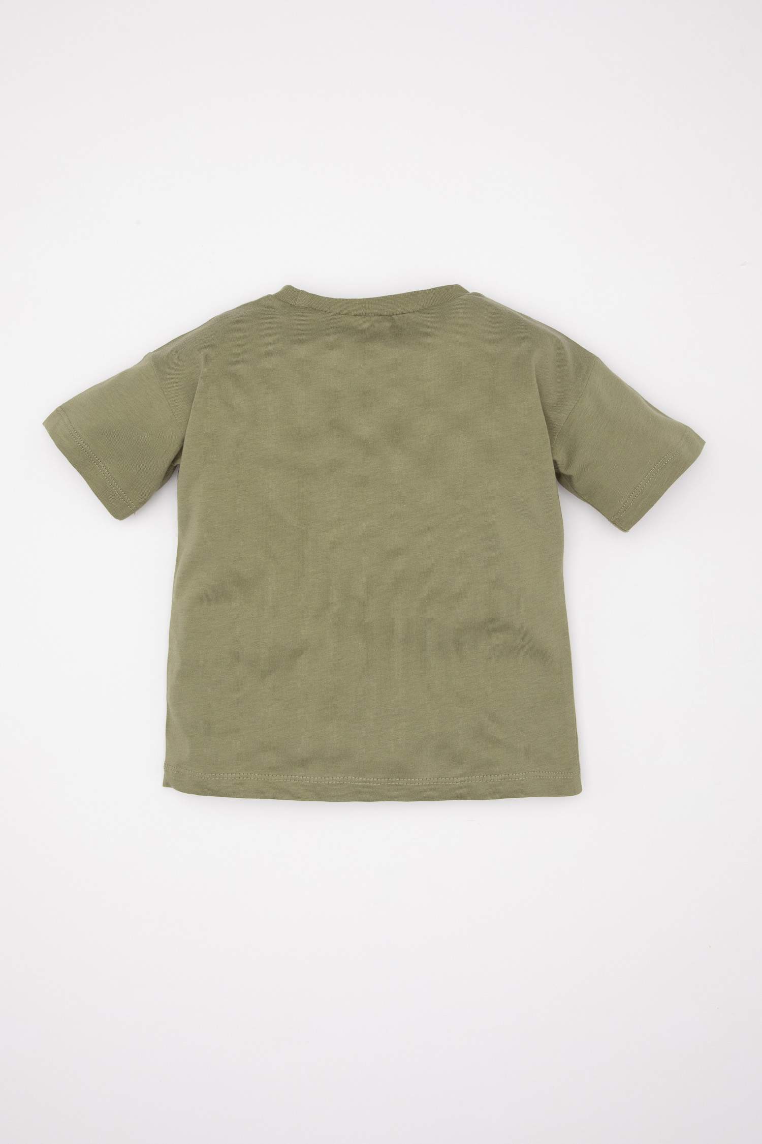 تيشيرت ولادي نص كم بطبعة شعار قصة عادية