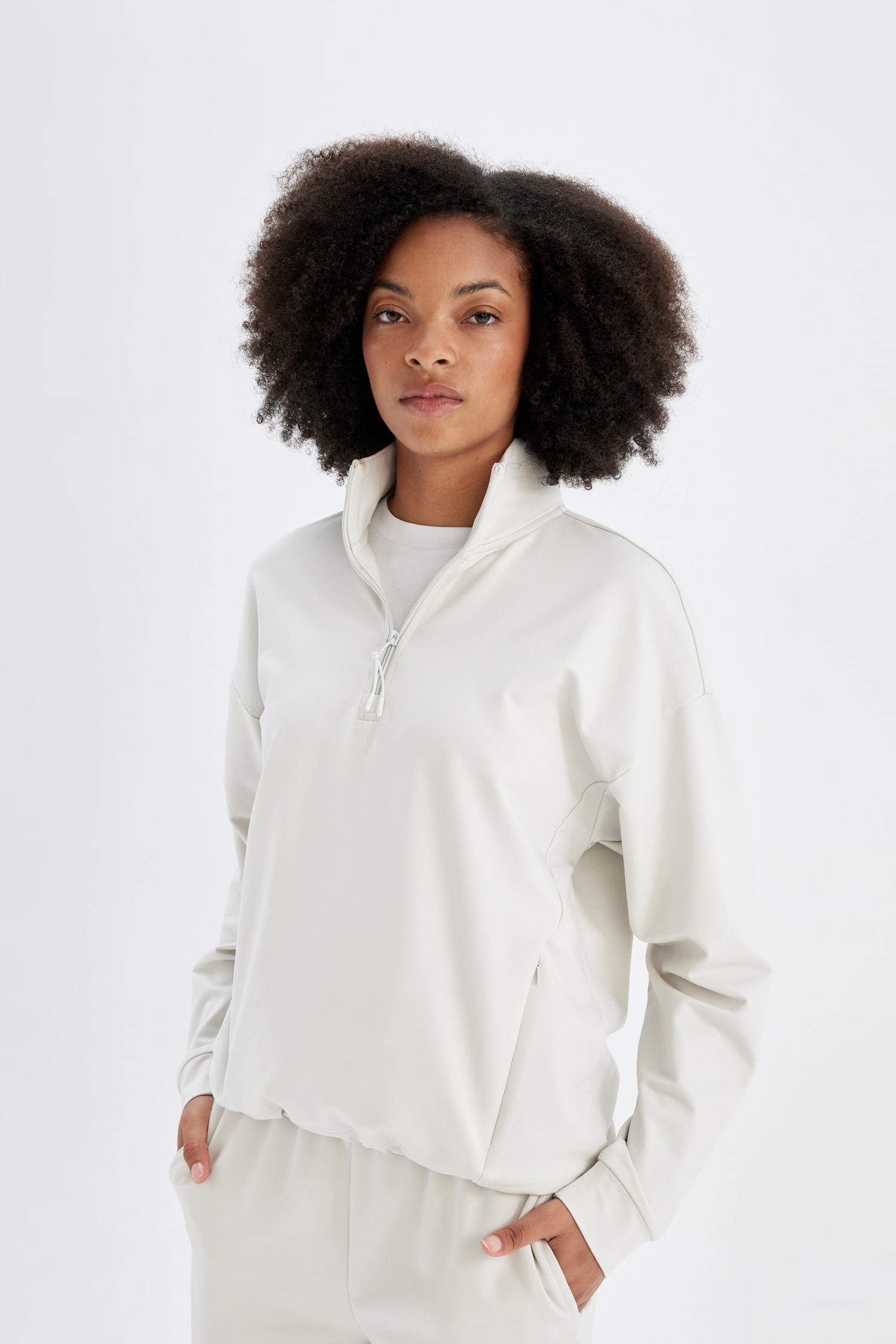 سويت شيرت رياضي قصة فضفاضة بياقة عالية