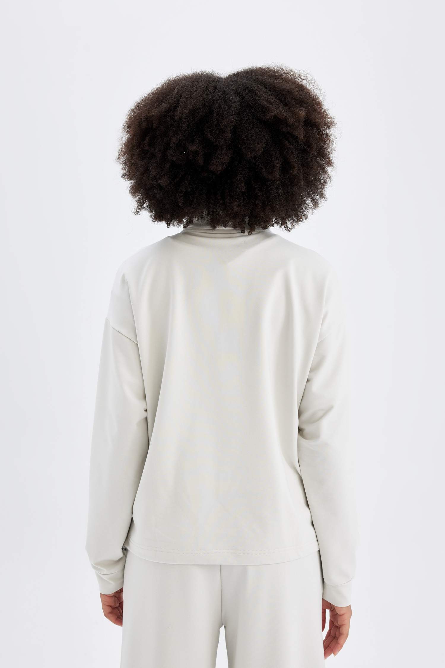 سويت شيرت رياضي قصة فضفاضة بياقة عالية