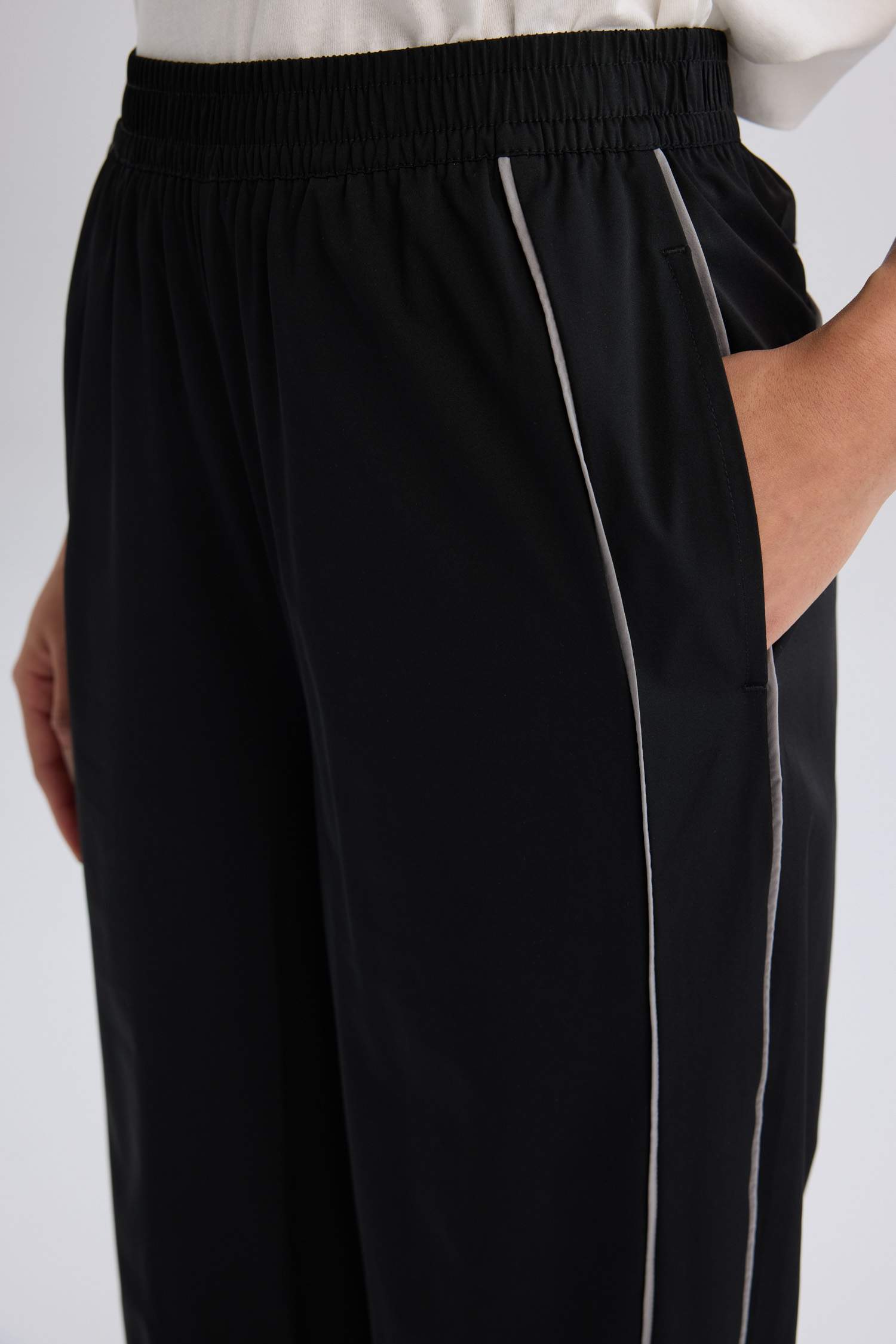 Wide Leg Geniş Paça Paçası Ayarlanabilir Cepli Sporcu Dokuma Pantolon