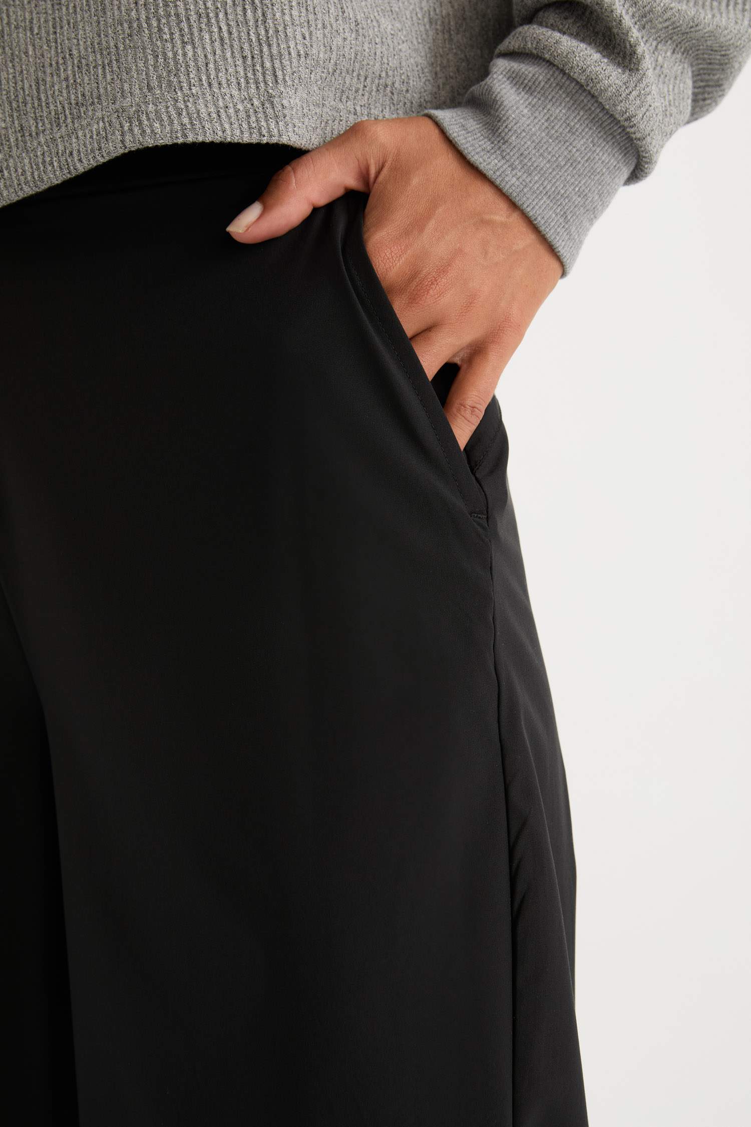 بنطرون منسوج برجل واسع وايد ليج من DeFactoFit