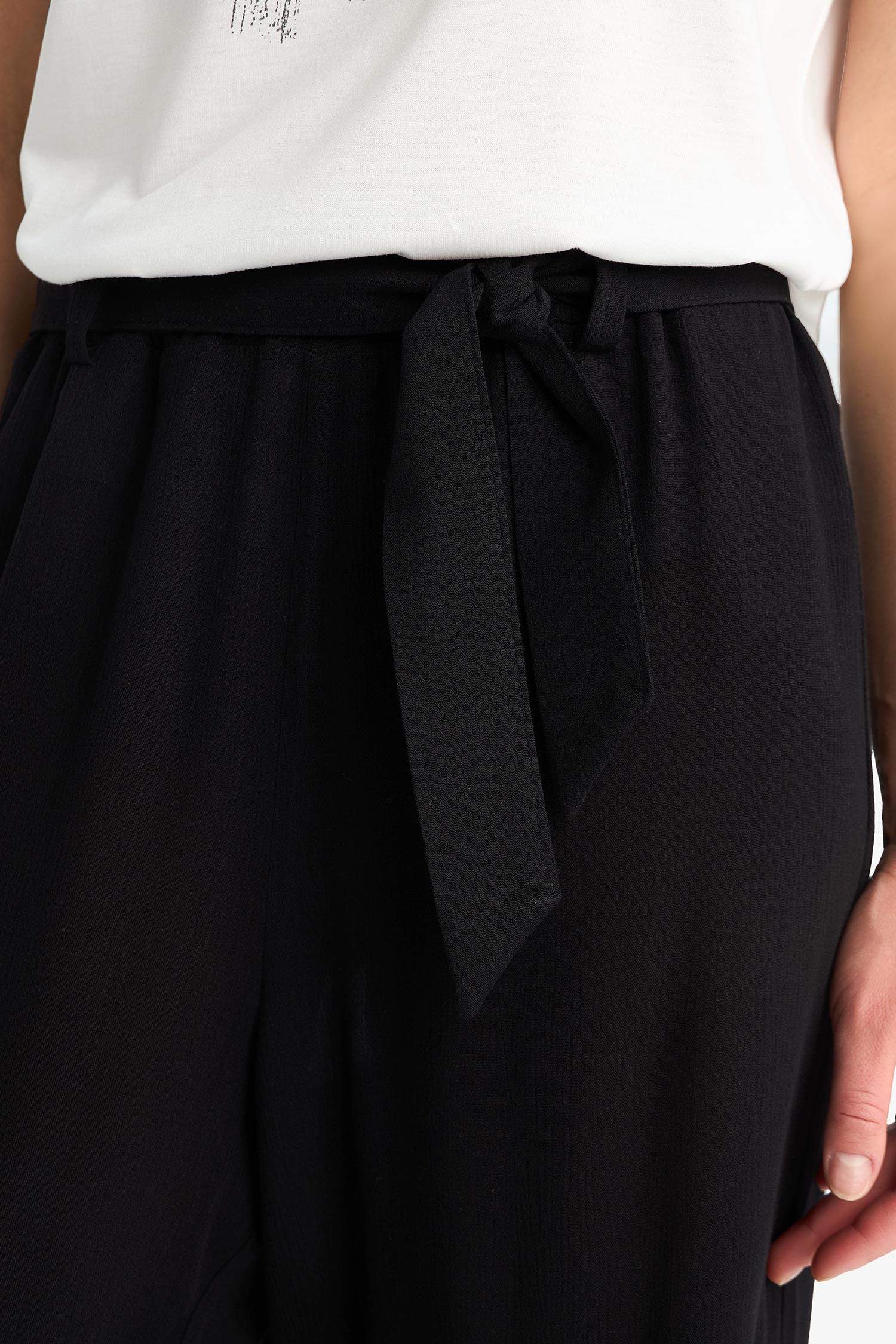 Culotte Beli Lastikli Geniş Paça Kuşaklı Krinkıl Viskon Kapri Pantolon