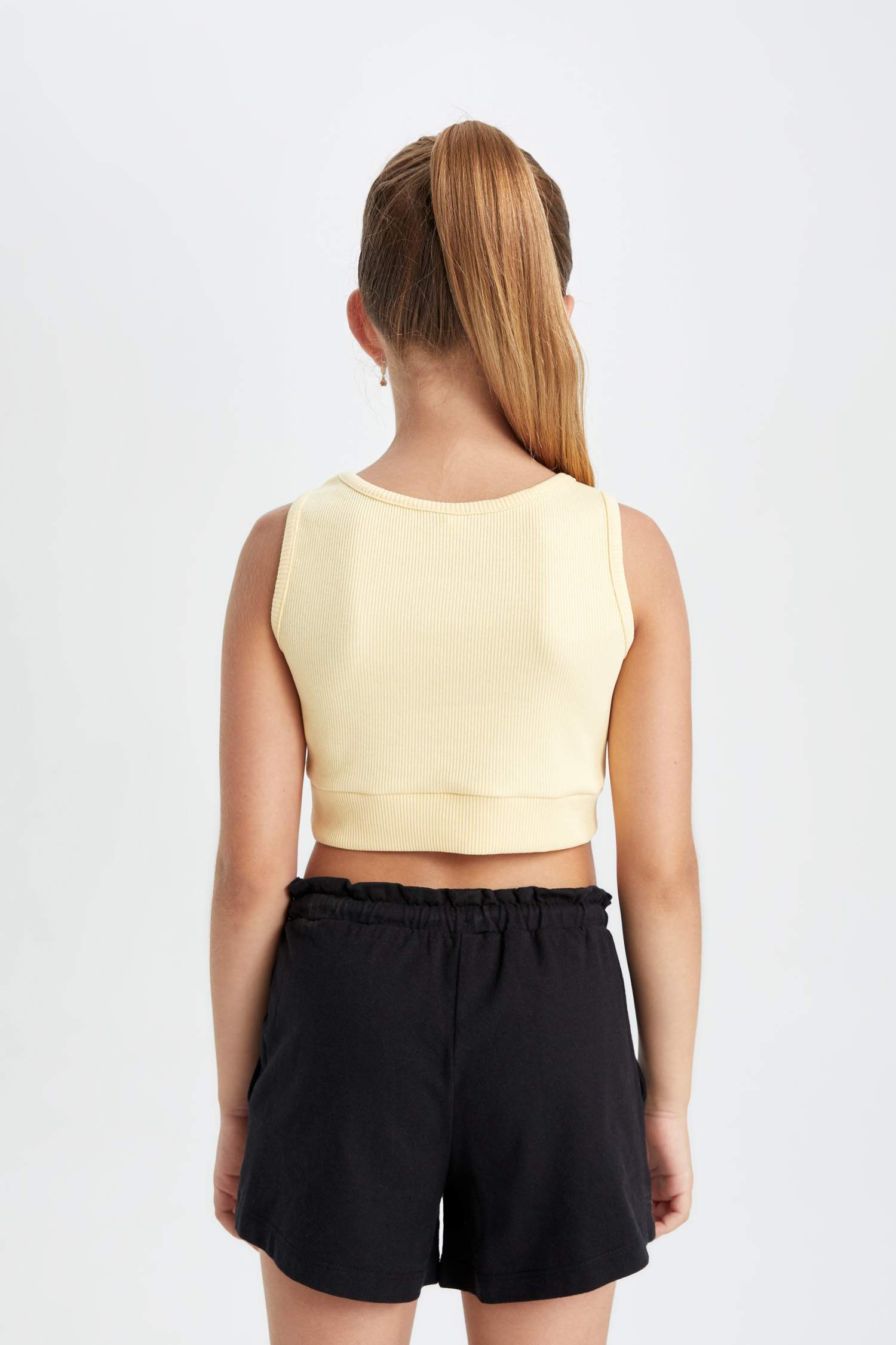 كروب توب بناتي بدون ردن بياخة مستديرة