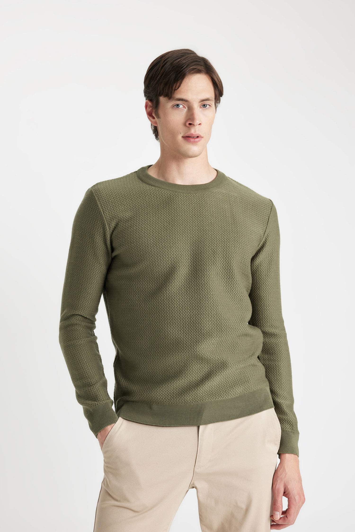 Свитер стандартного кроя с круглым вырезом