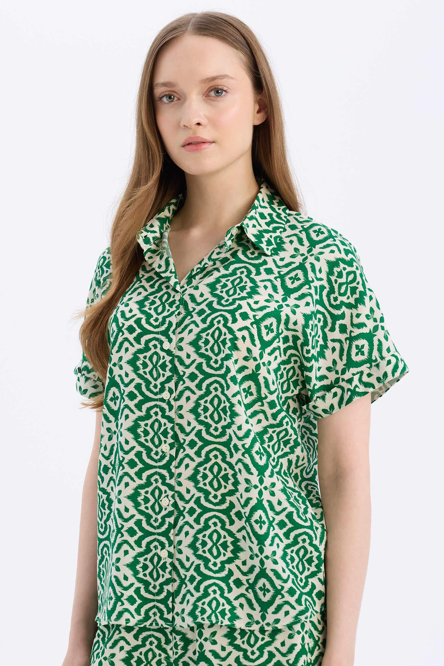 қалыпты пішім Қысқа жеңді жейде