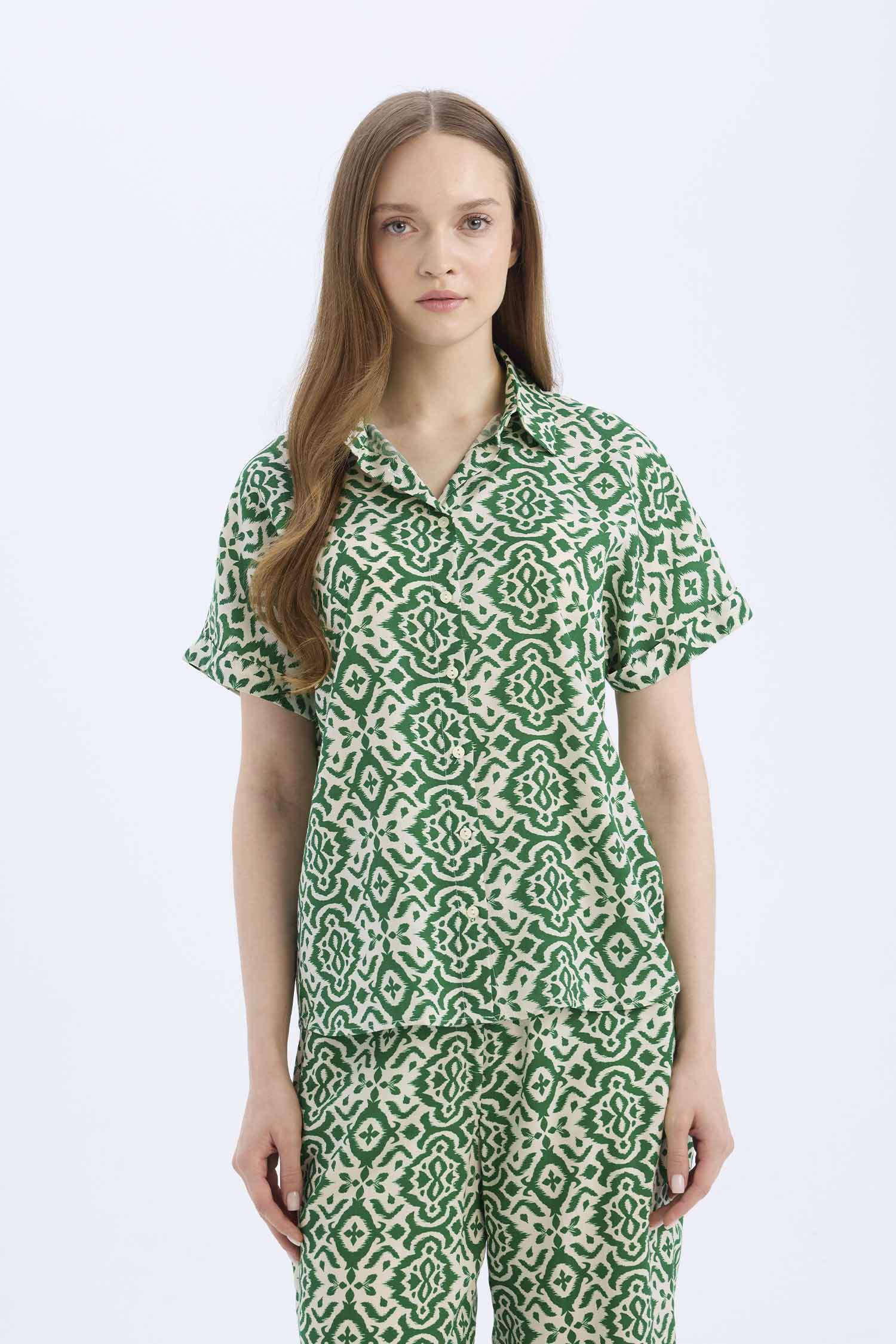 қалыпты пішім Қысқа жеңді жейде