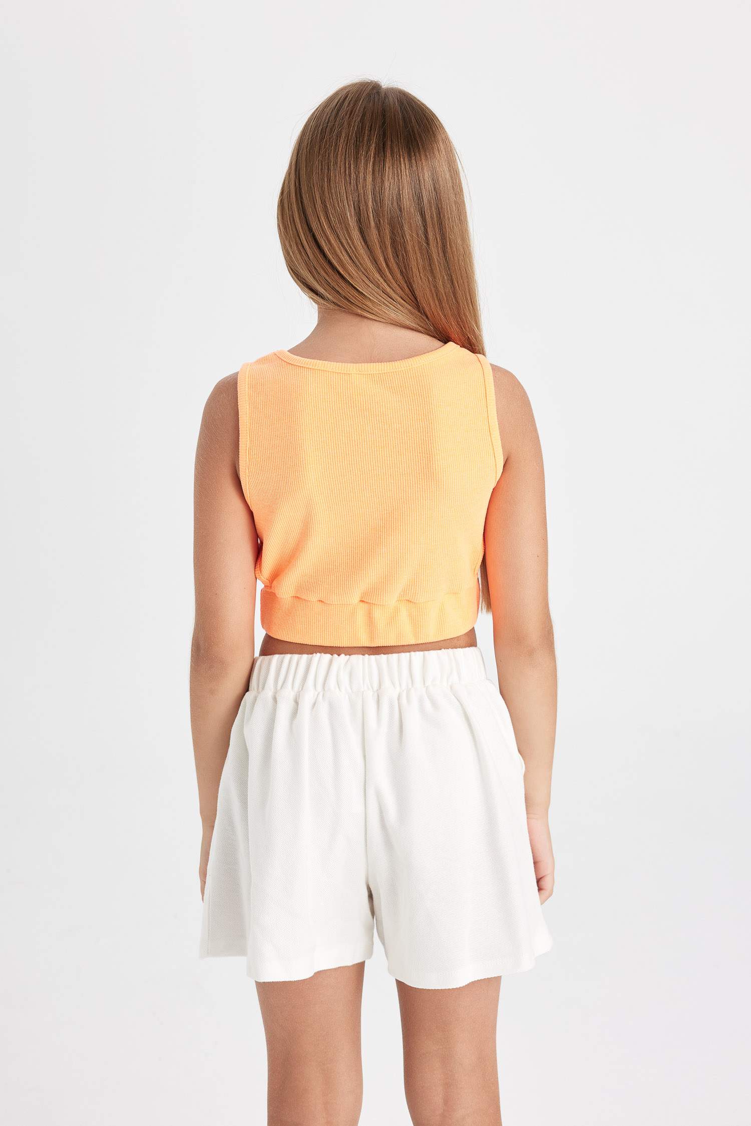 كروب توب بناتي بدون ردن بياخة مستديرة