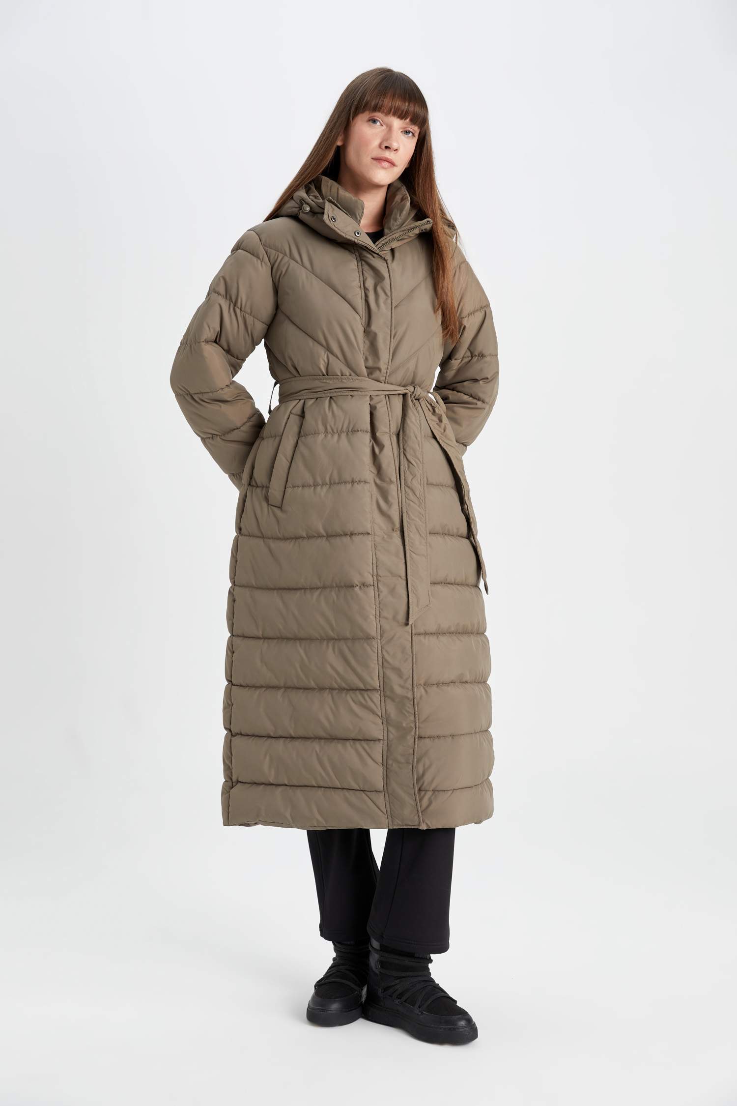 جاكيت طويل تقيل قصة عادية بكابيشون وتر برووف بحزام