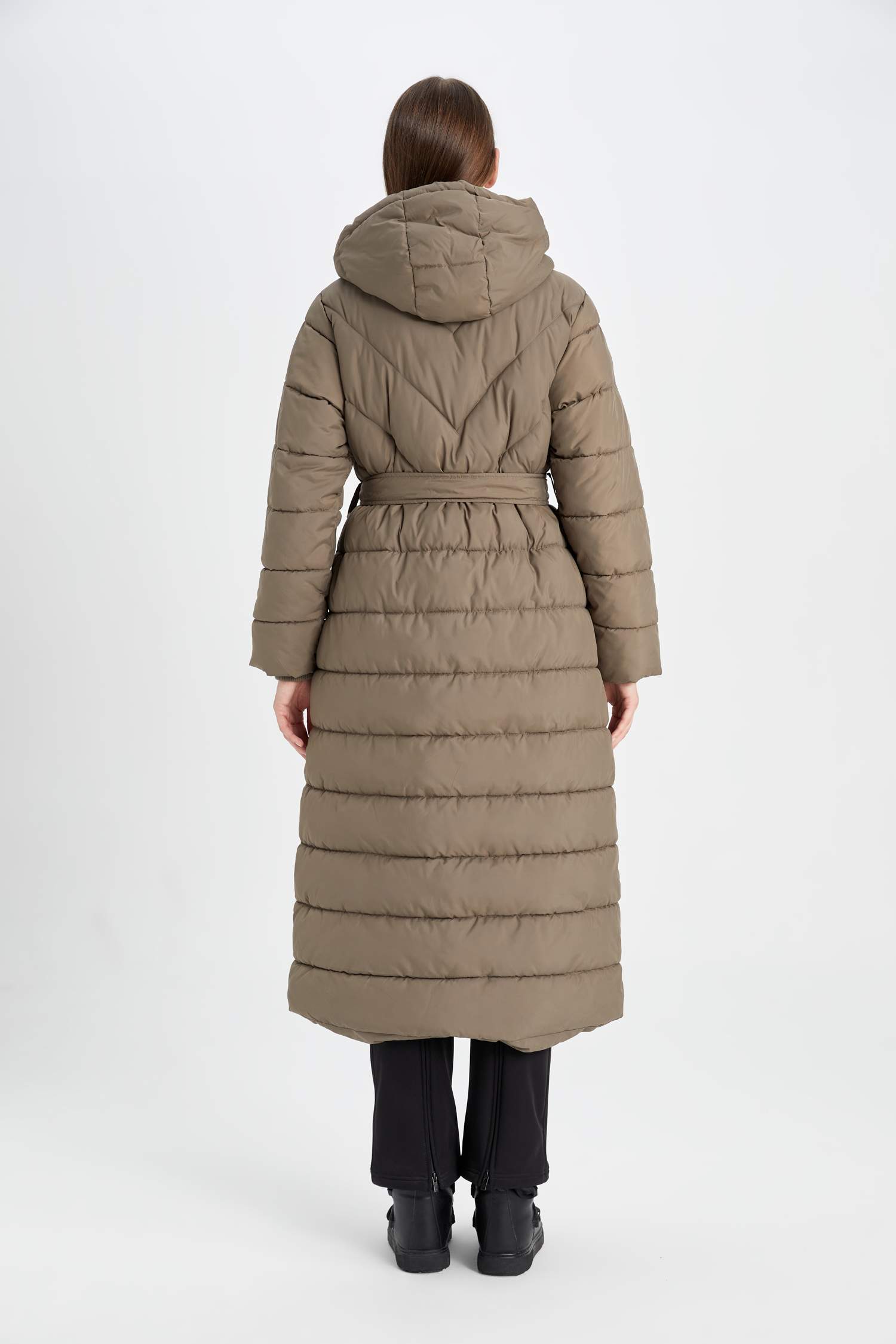 جاكيت طويل تقيل قصة عادية بكابيشون وتر برووف بحزام