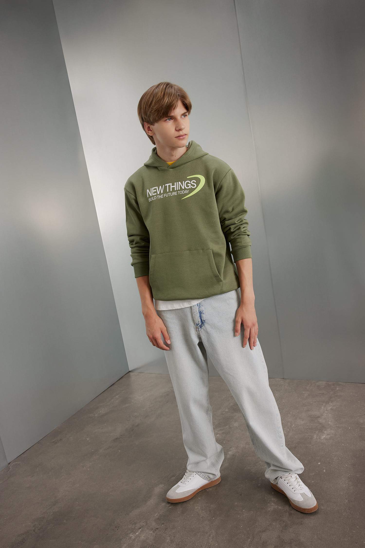 سويت شيرت اولادي قصة عادية بكابيشون وطبعة من الخلف