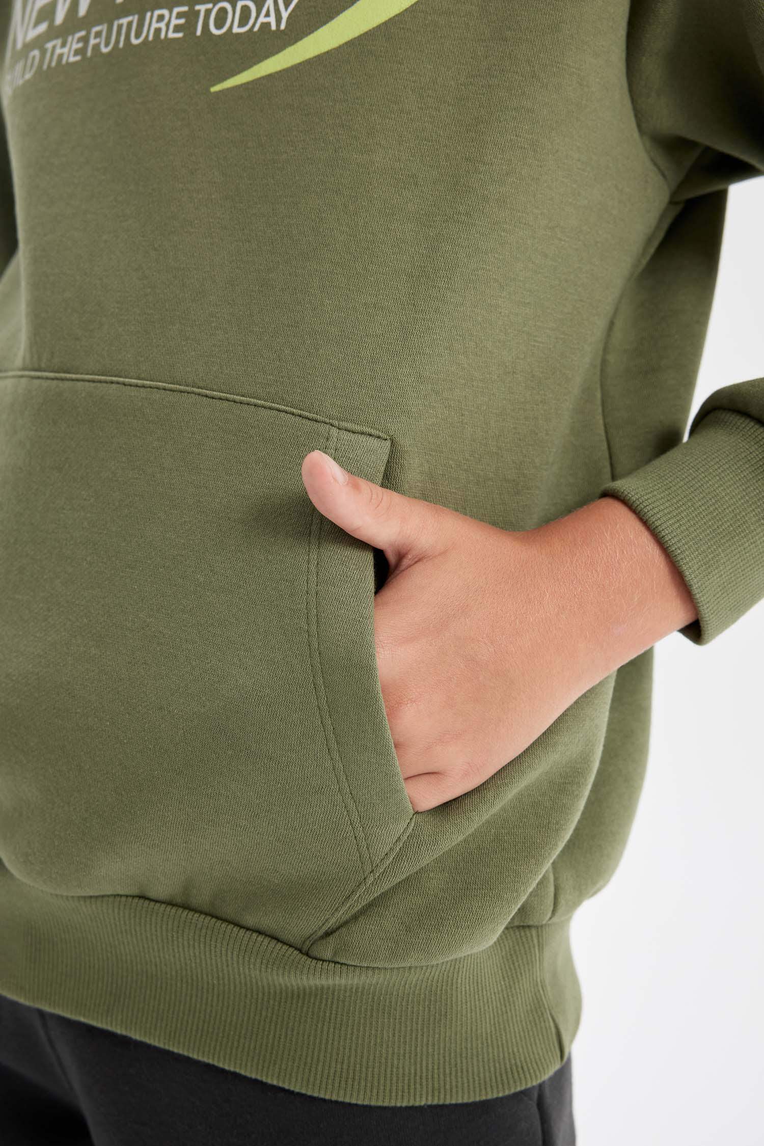 سويت شيرت اولادي قصة عادية بكابيشون وطبعة من الخلف