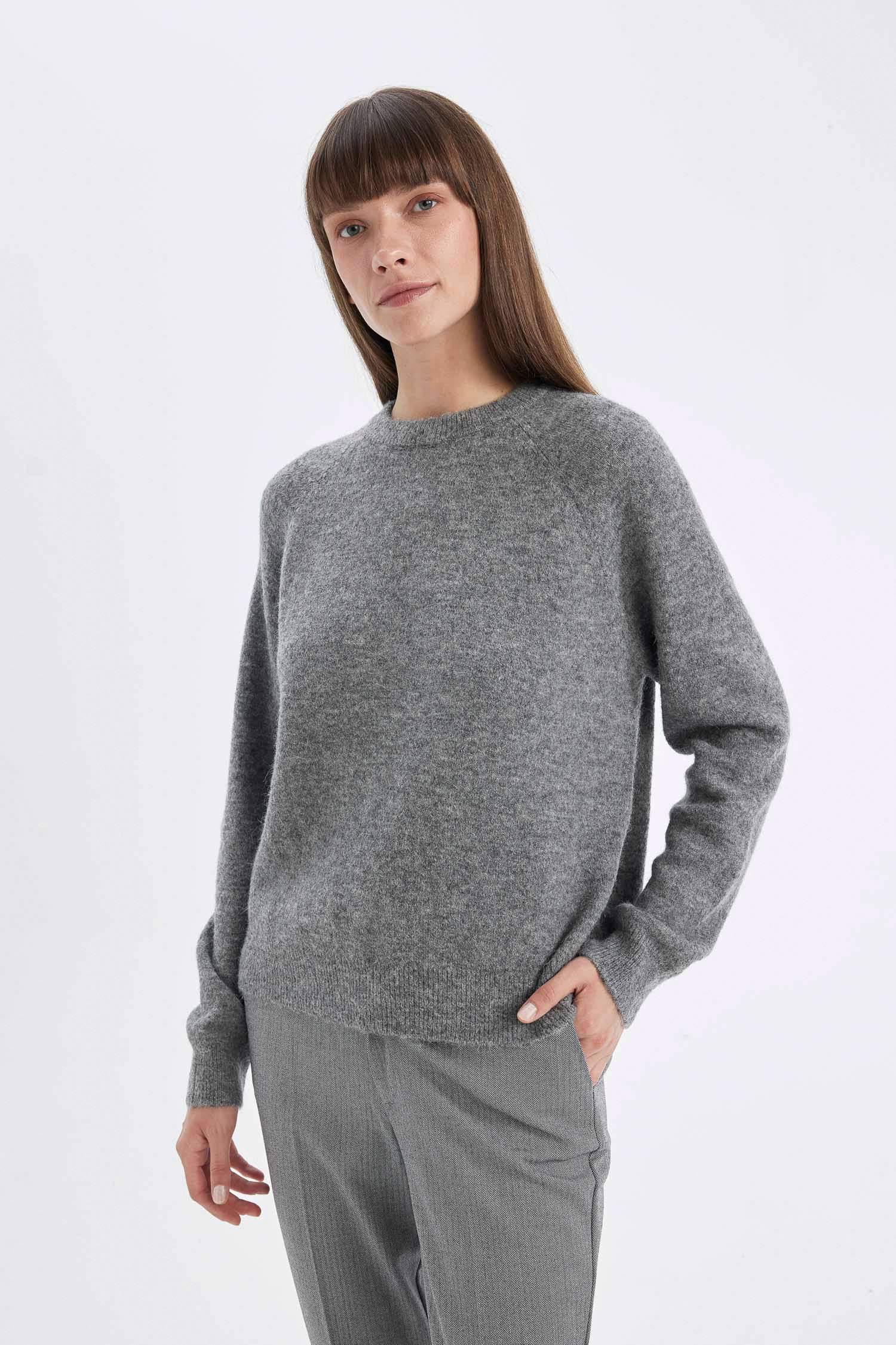 Свитер стандартного кроя с круглым вырезом