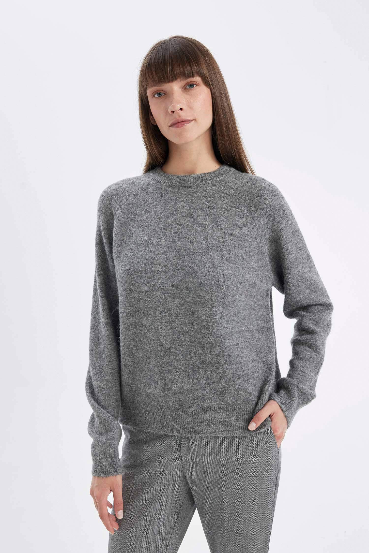 Свитер стандартного кроя с круглым вырезом