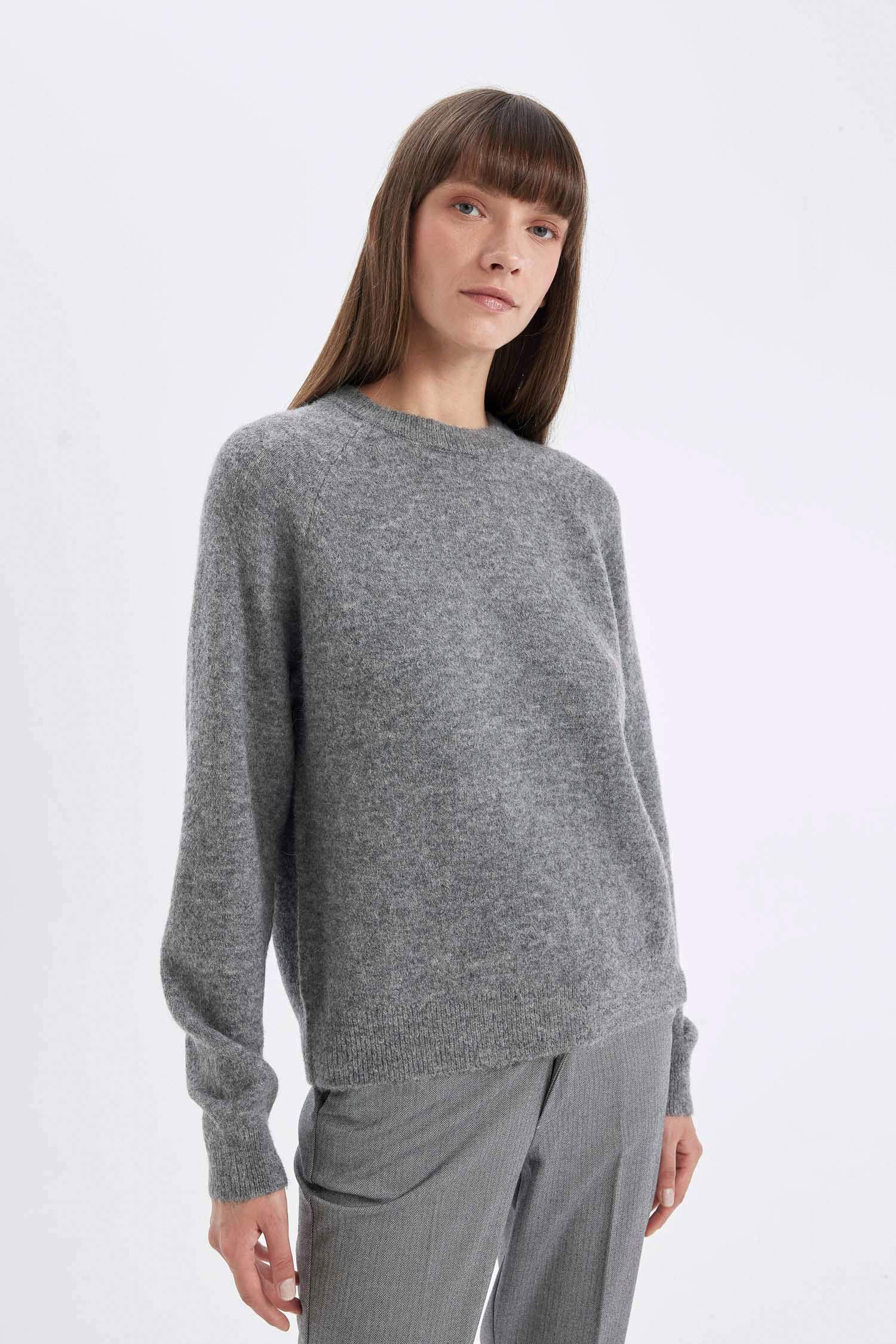 Свитер стандартного кроя с круглым вырезом