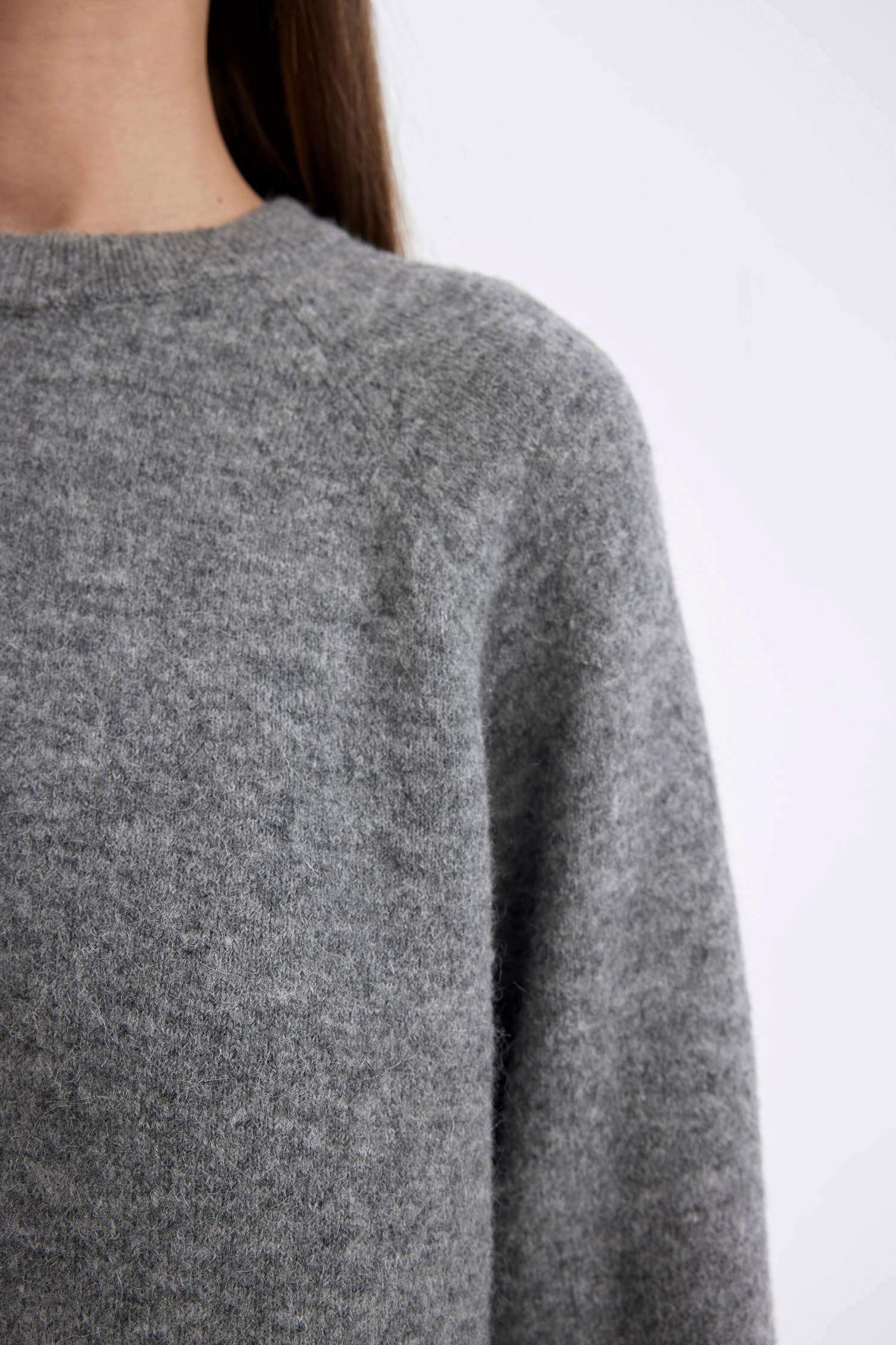 Свитер стандартного кроя с круглым вырезом