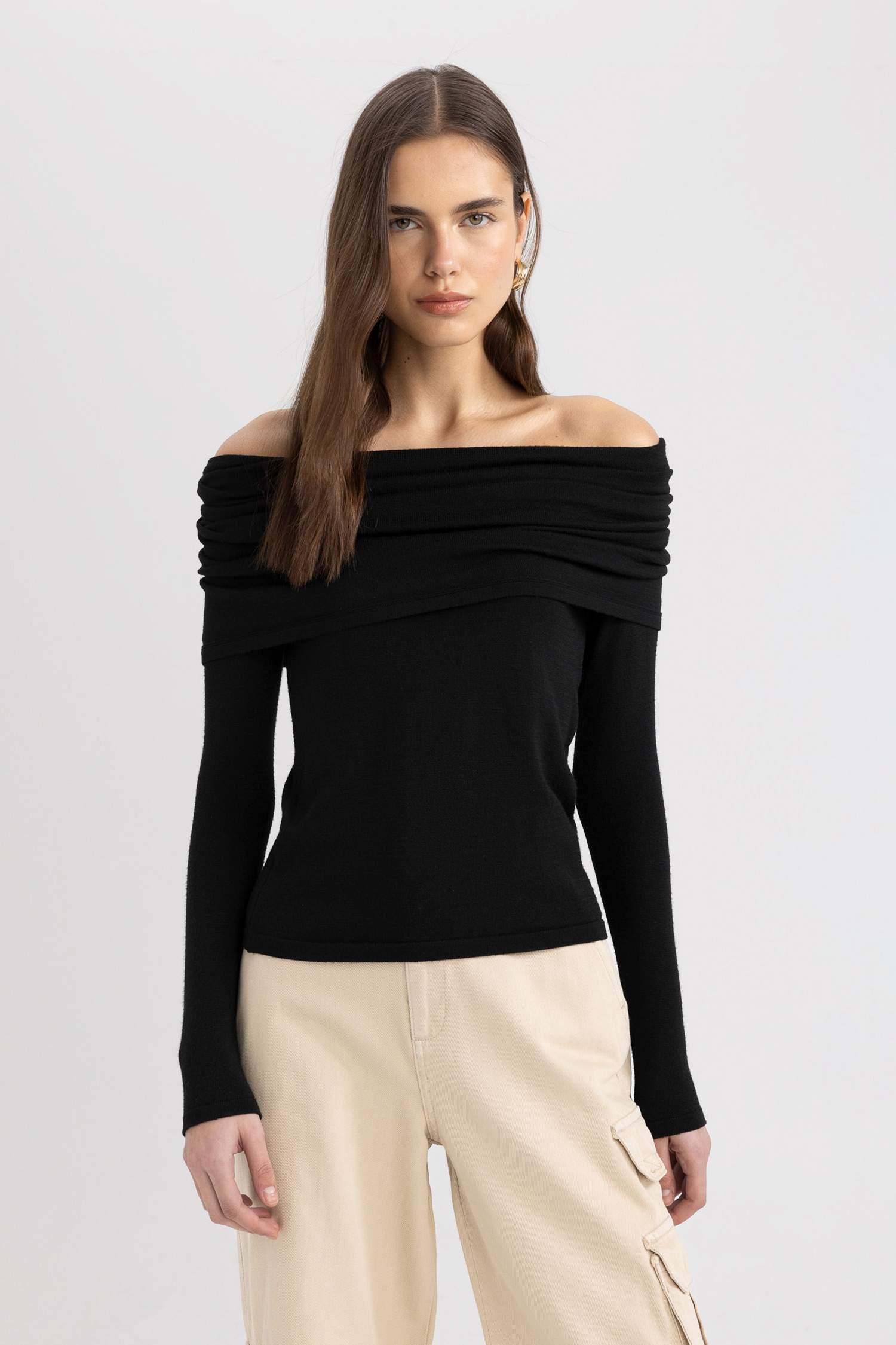 بلوز صوف مخصر بكتف مفتوح