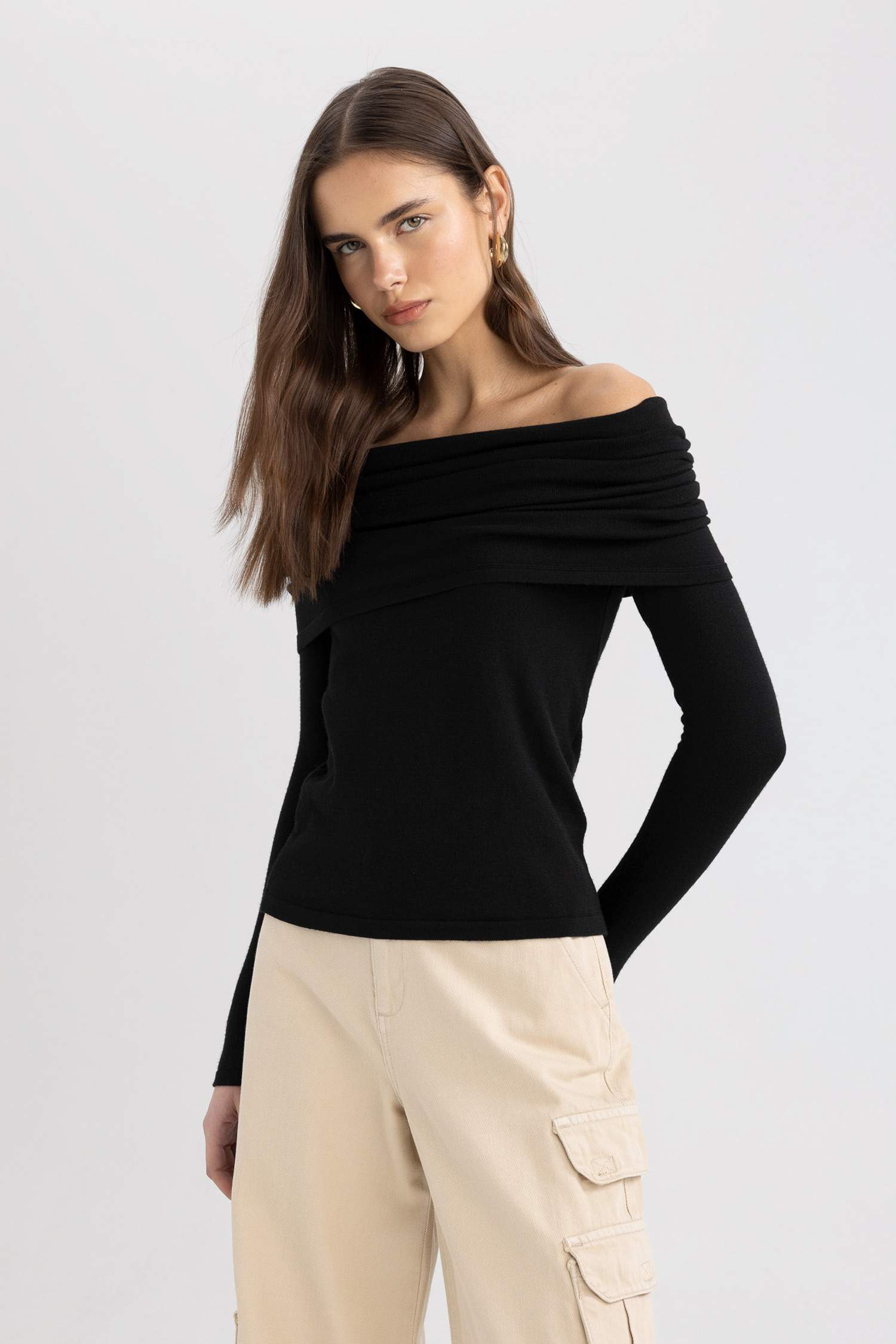 بلوز صوف مخصر بكتف مفتوح