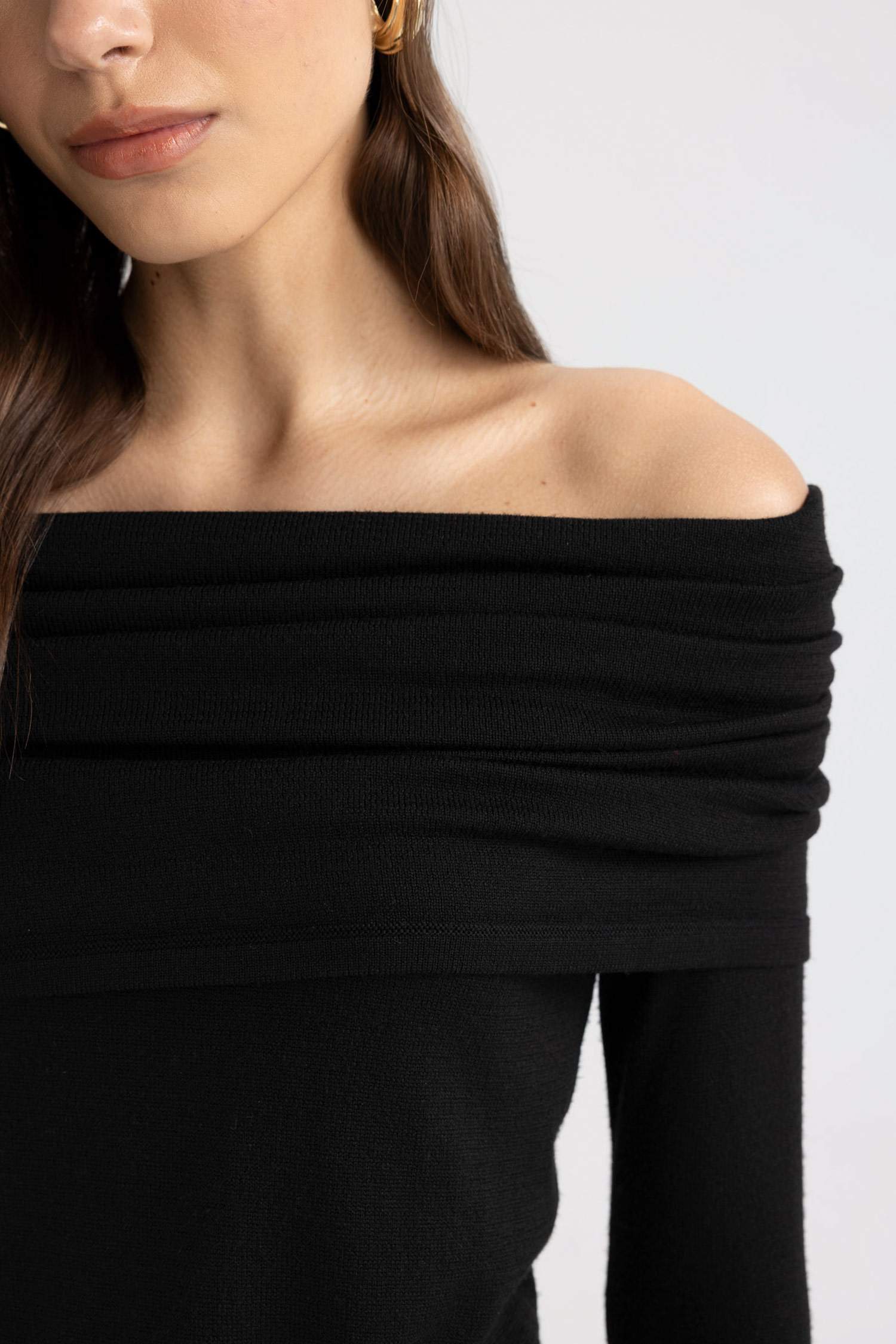 بلوز صوف مخصر بكتف مفتوح