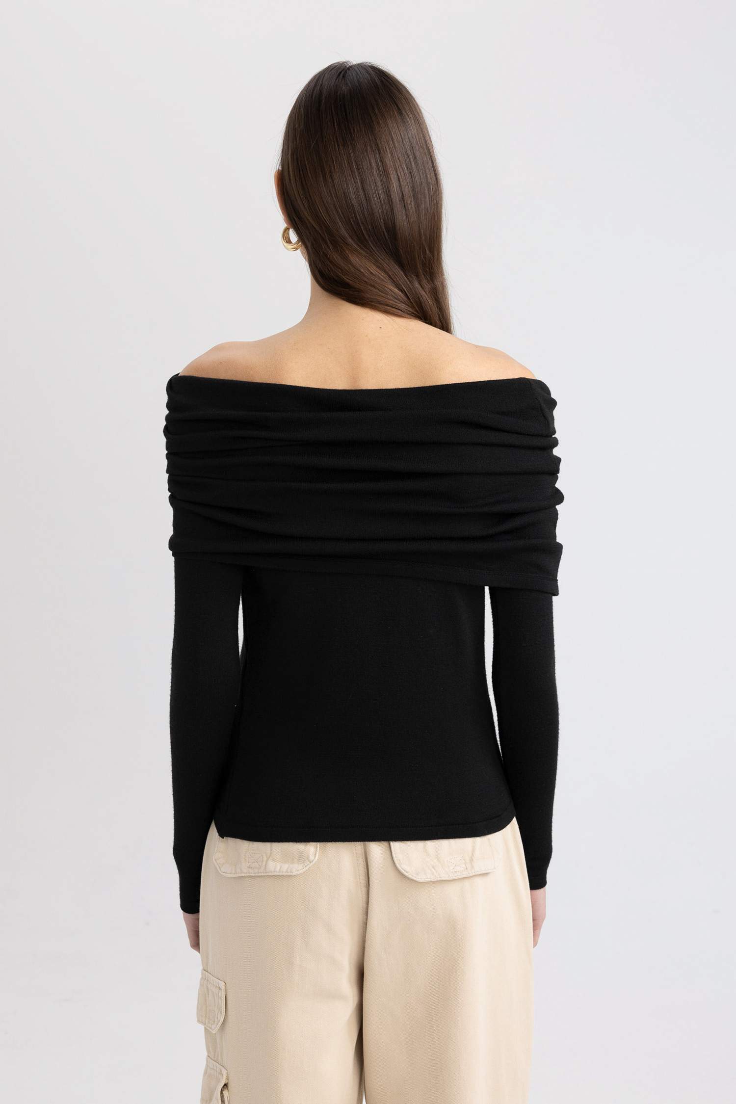 بلوز صوف مخصر بكتف مفتوح