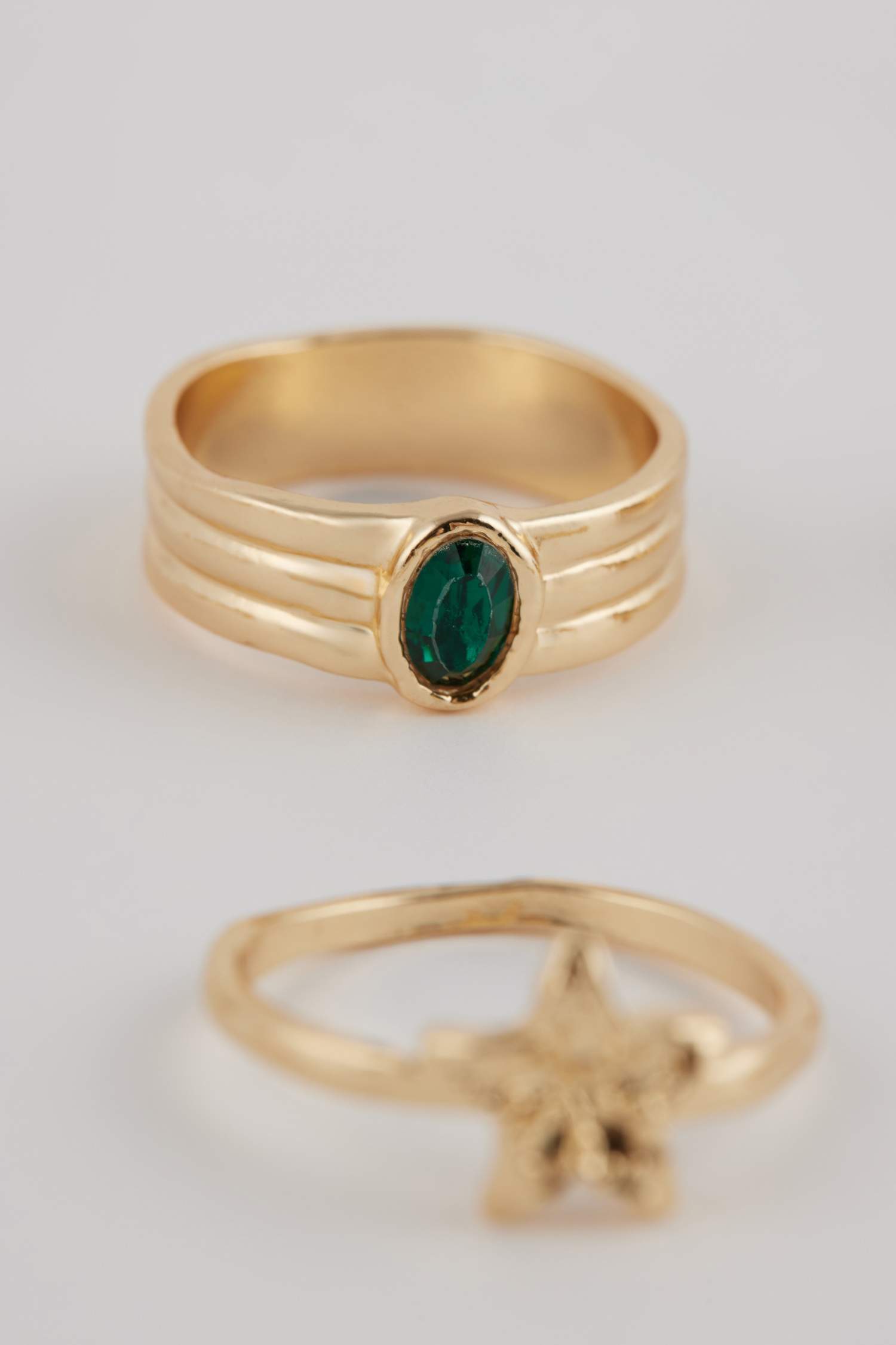 Woman 6 Piece Gold Rings