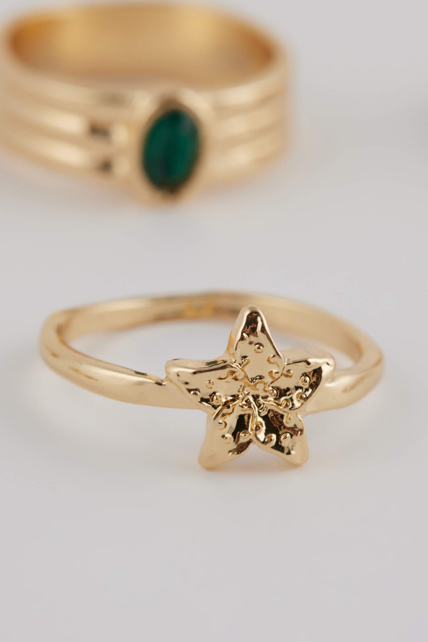 Woman 6 Piece Gold Rings