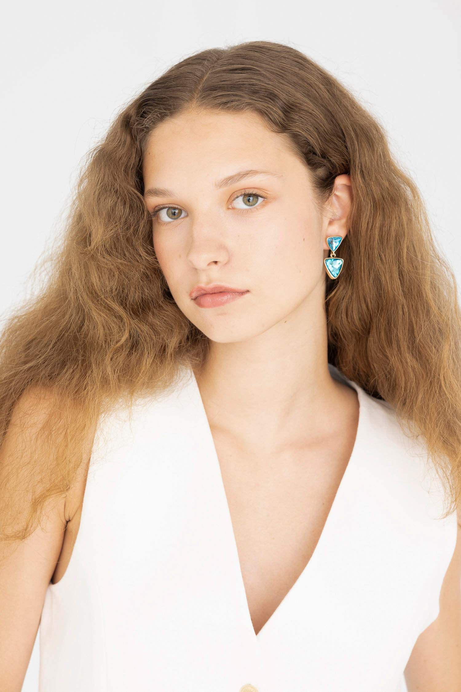 حلق نسائي أزرق بأحجار