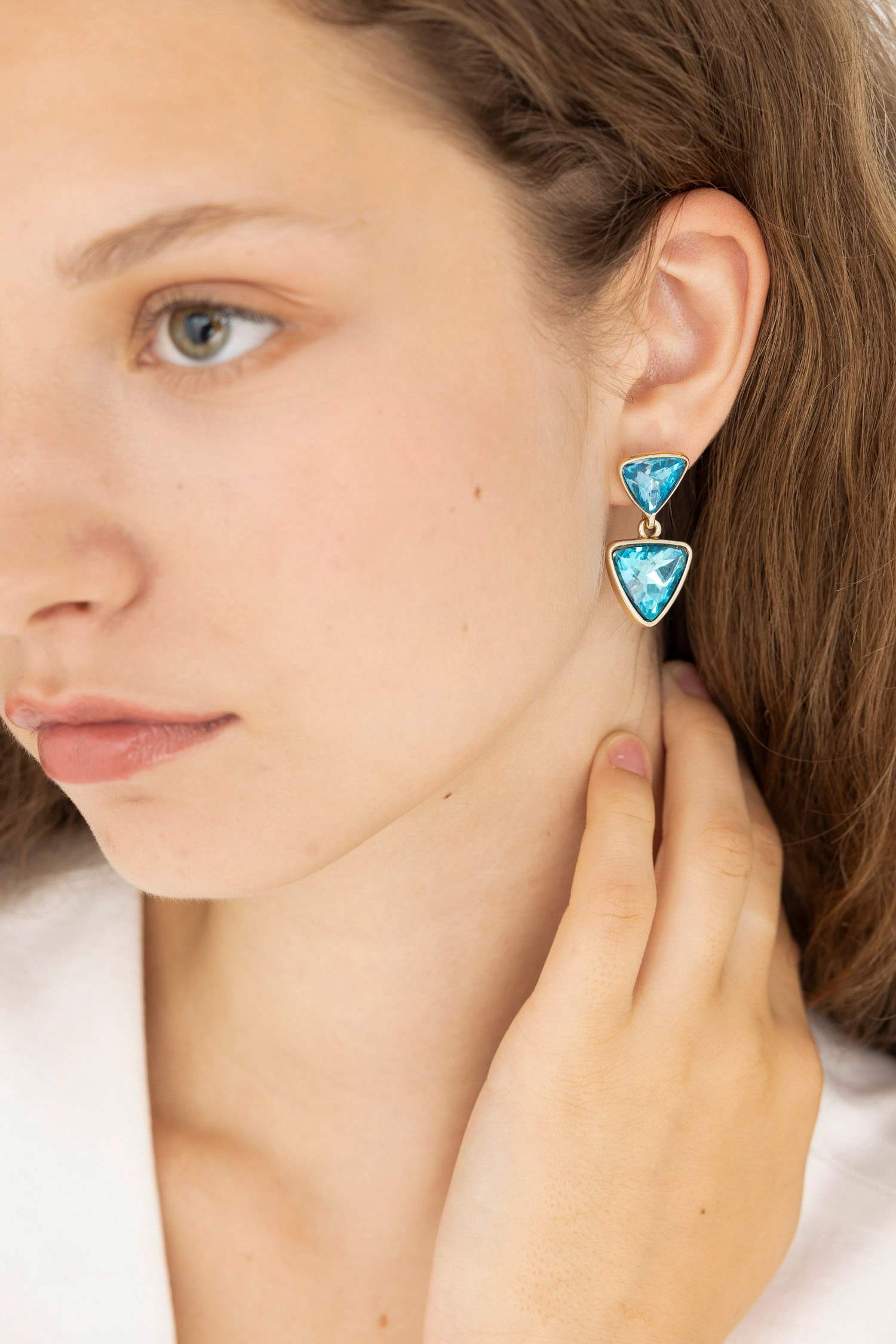 حلق نسائي أزرق بأحجار