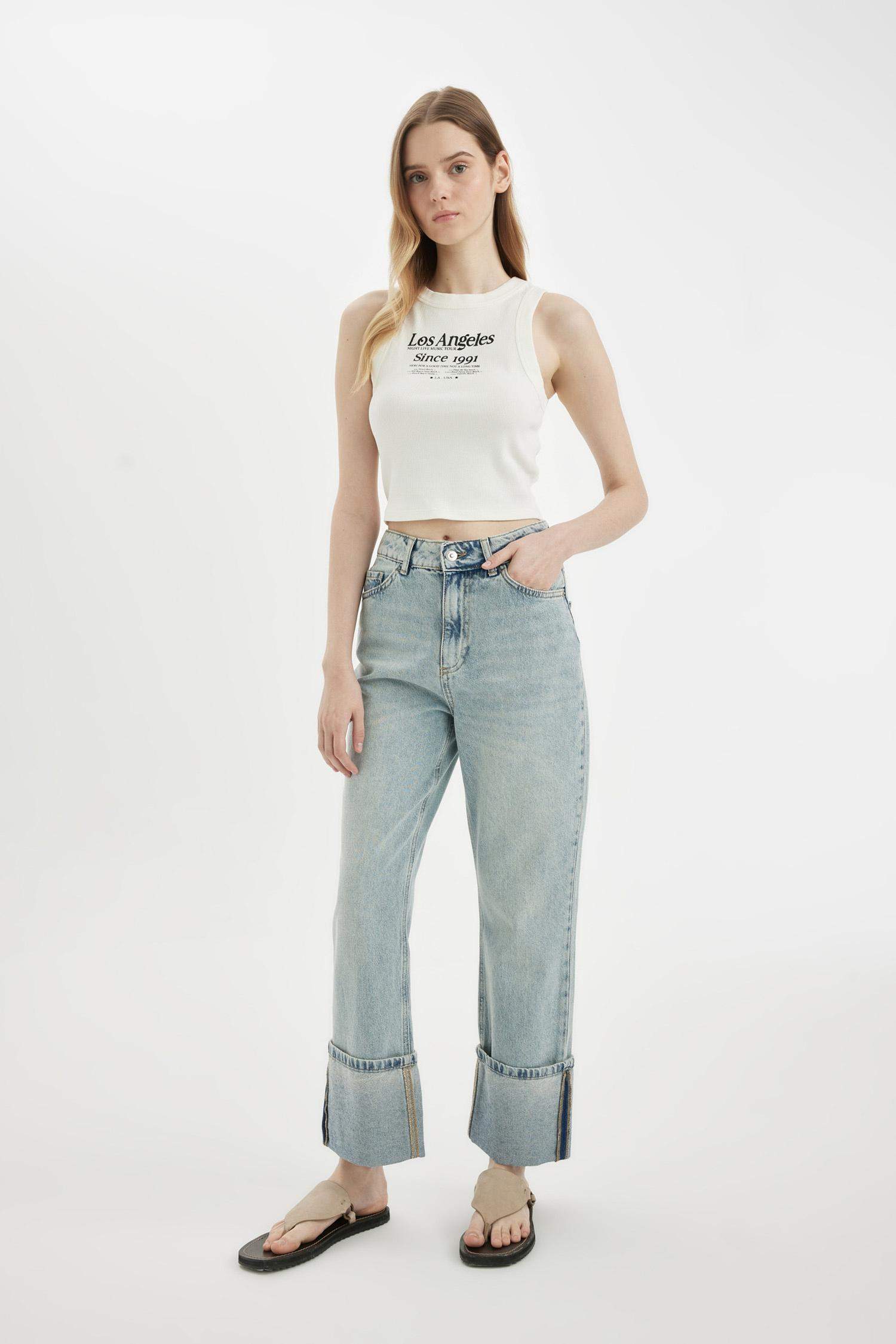 سروال جينز قصة مستقيمة بحافة مطوية وخصر عالي