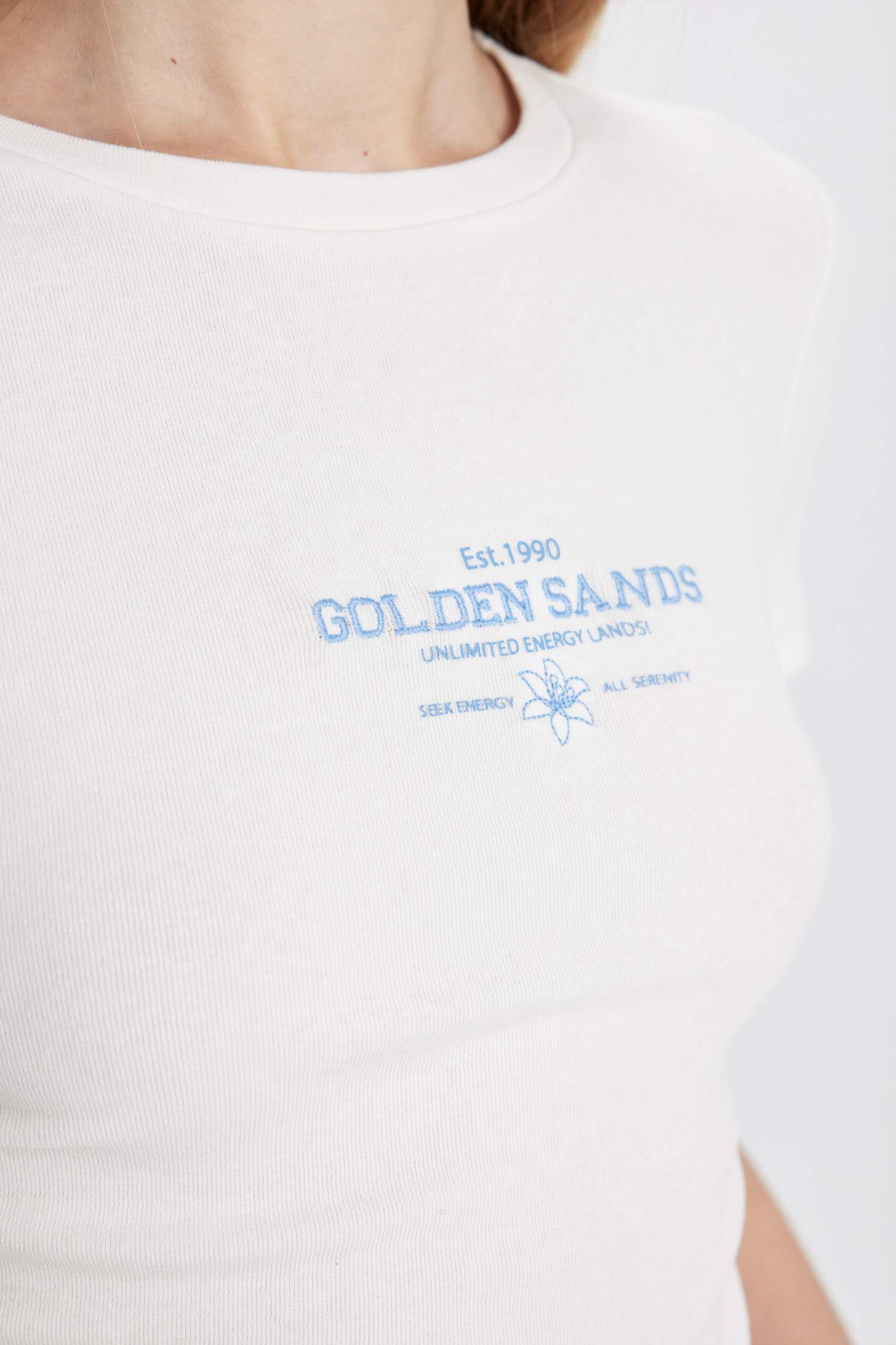 Fitted Bisiklet Yaka Baskılı Ribana Kısa Kollu Beyaz Tişört