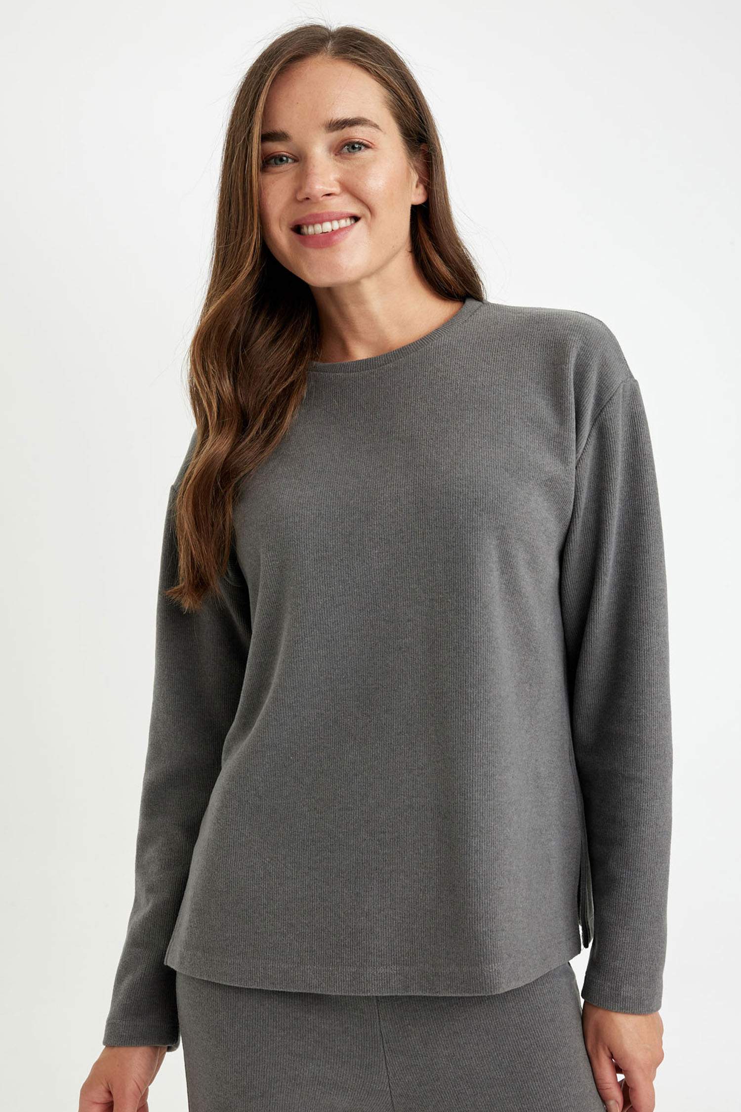 تيشيرت بيزك كم طويل قصة عادية محاك برقبة مستديرة