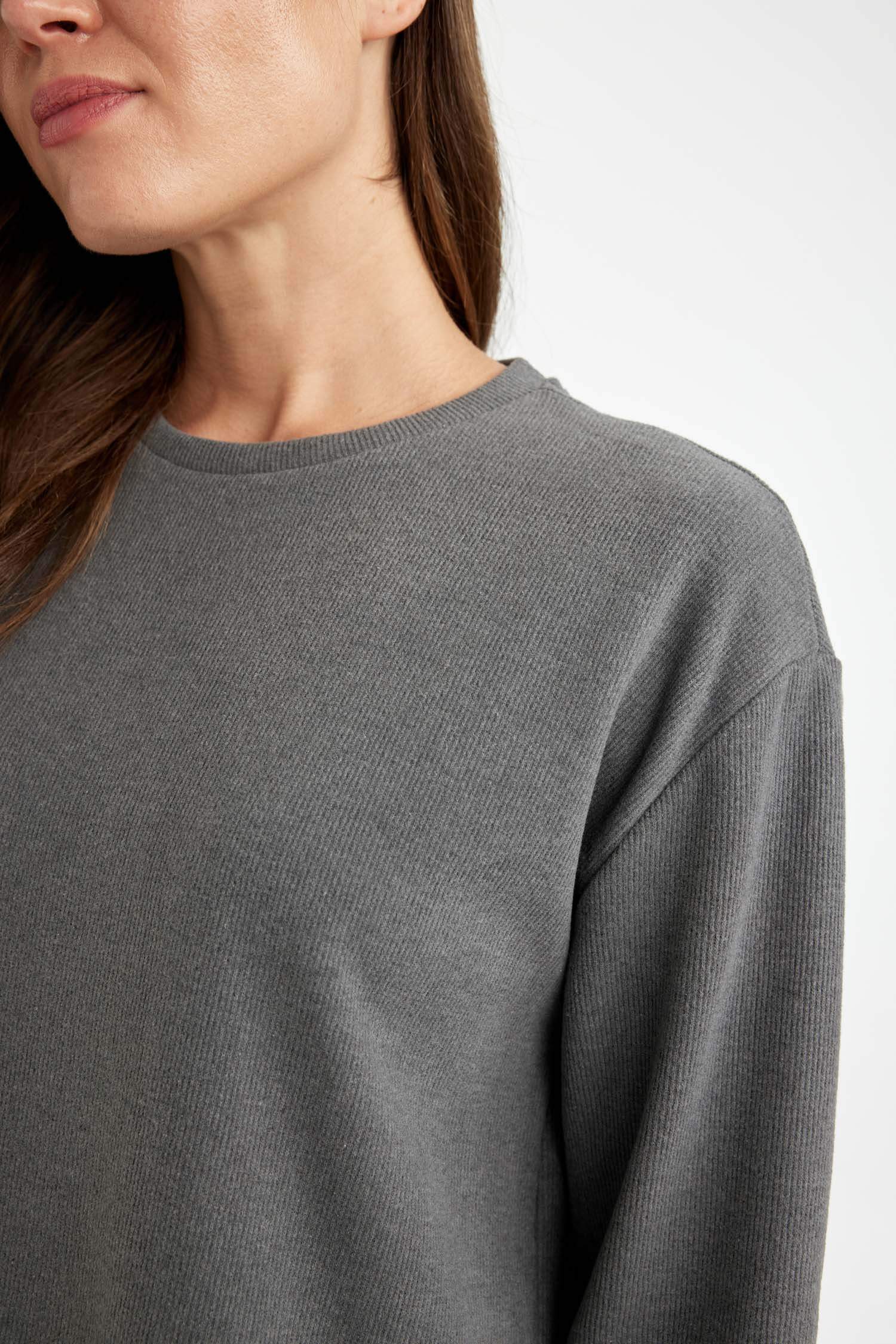 تيشيرت بيزك كم طويل قصة عادية محاك برقبة مستديرة