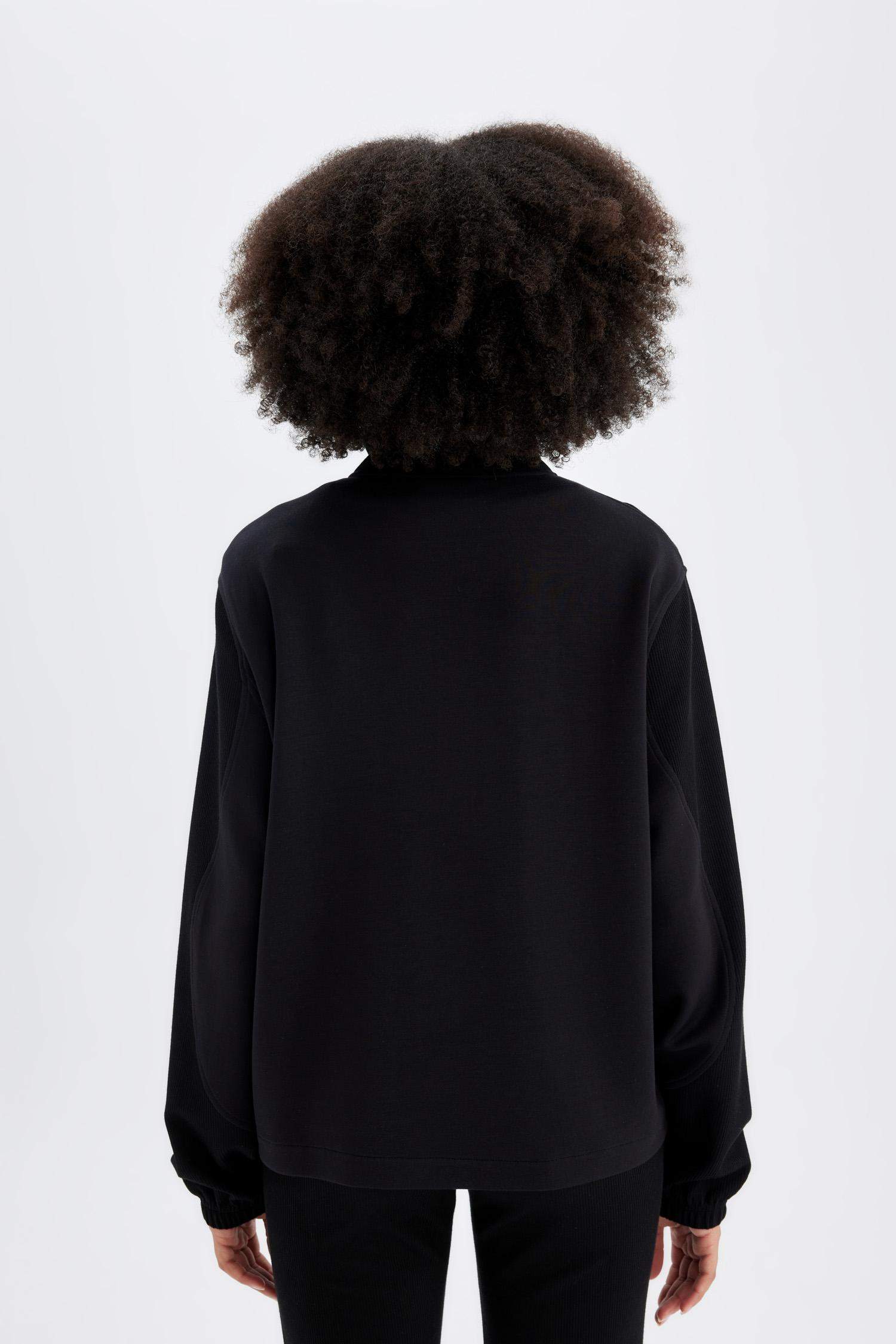 سويت شيرت رياضي اوفر سايز بياقة عالية