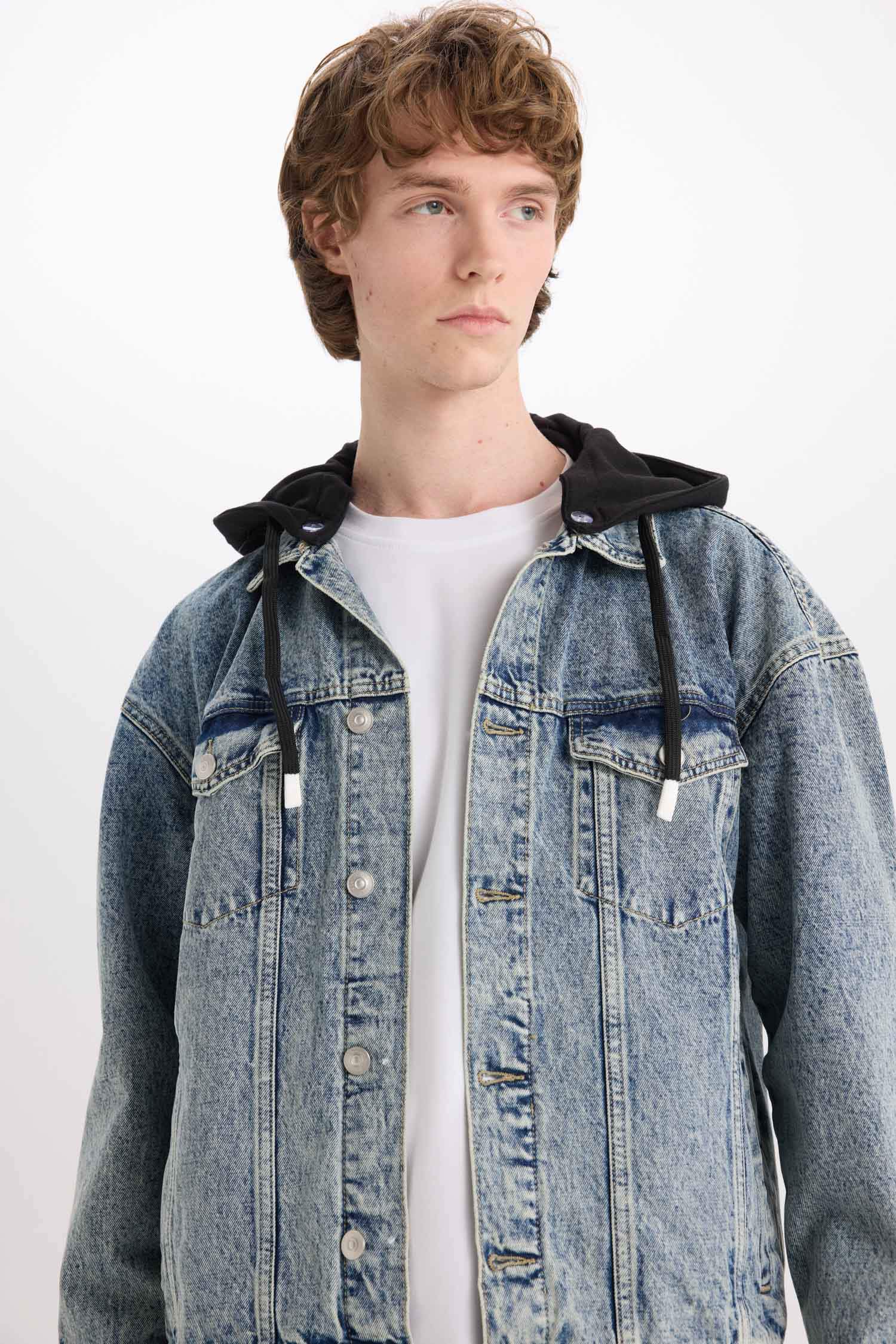 %100 Pamuk Oversize Geniş Kalıp Kapüşonlu Düğmeli Mevsimlik Baharlık Denim Ceket