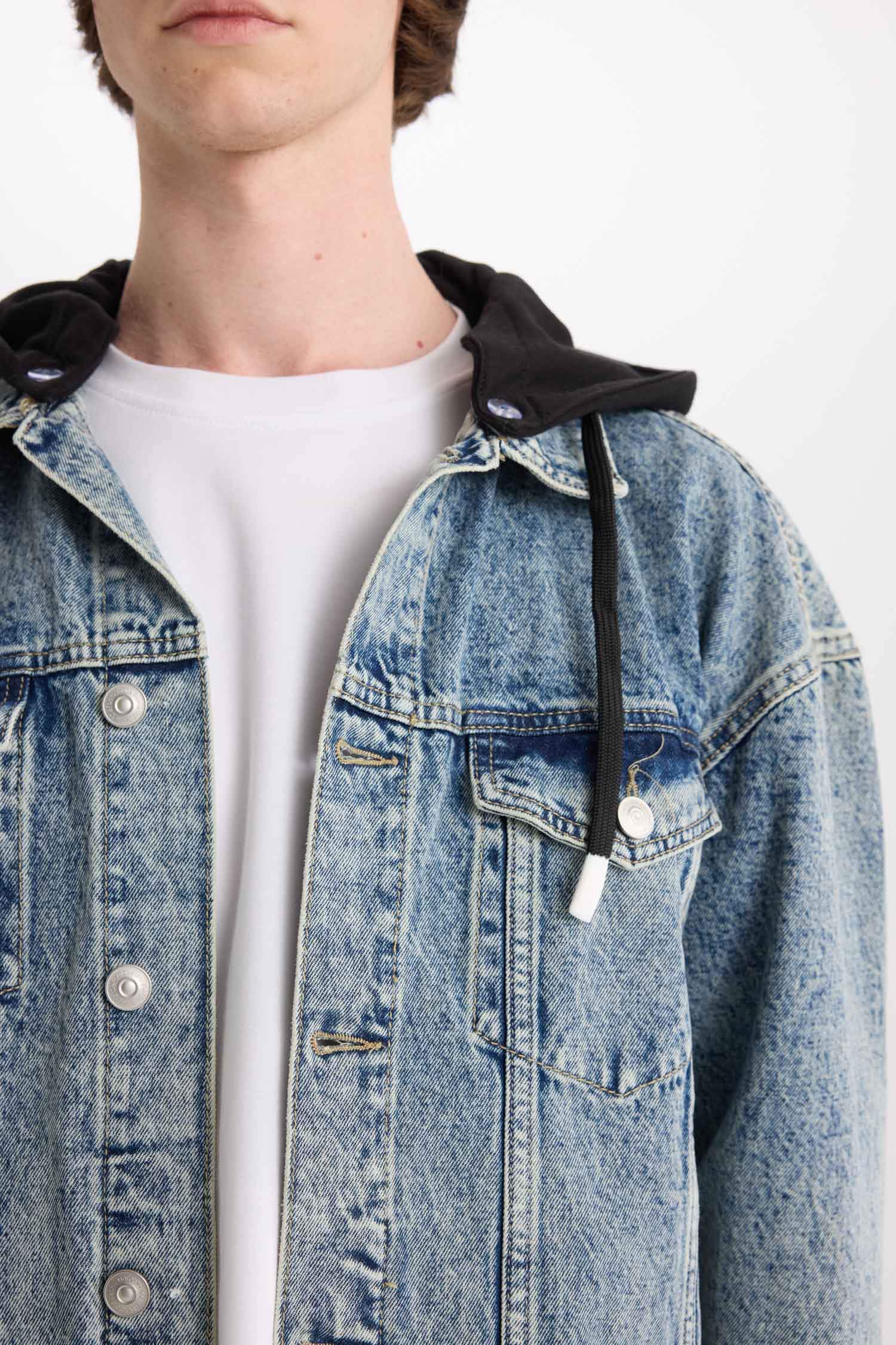 %100 Pamuk Oversize Geniş Kalıp Kapüşonlu Düğmeli Mevsimlik Baharlık Denim Ceket