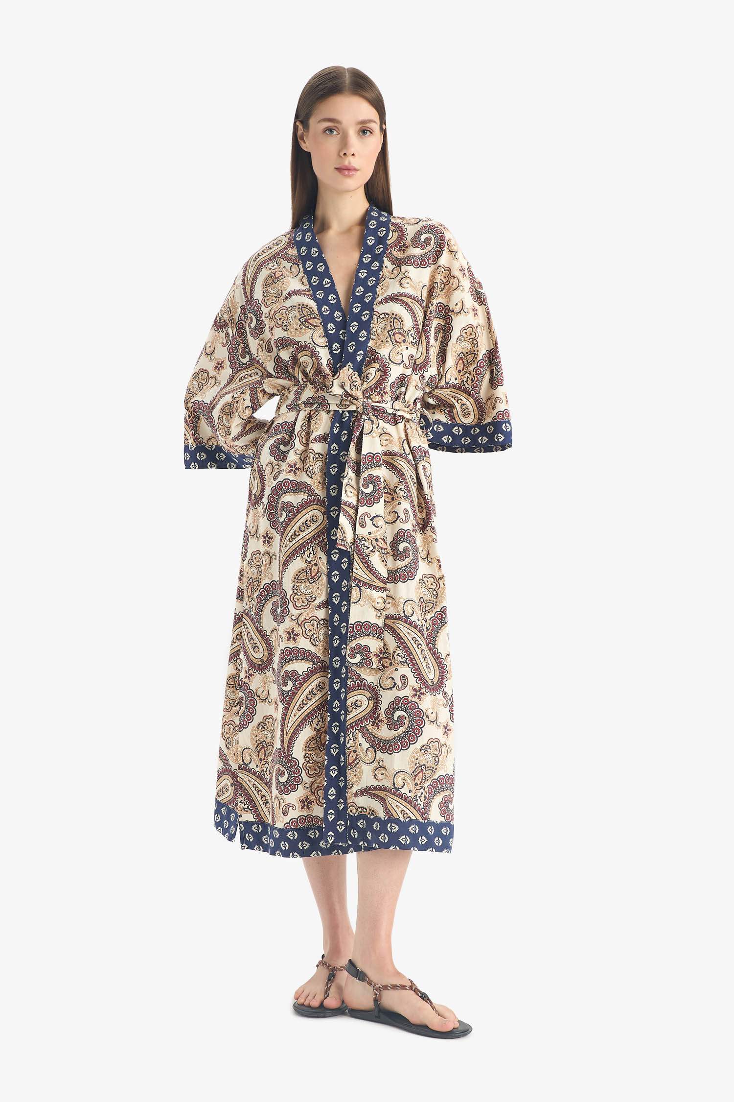 كيمونة من قطن مطبوع قصة عادية من Fall in Love