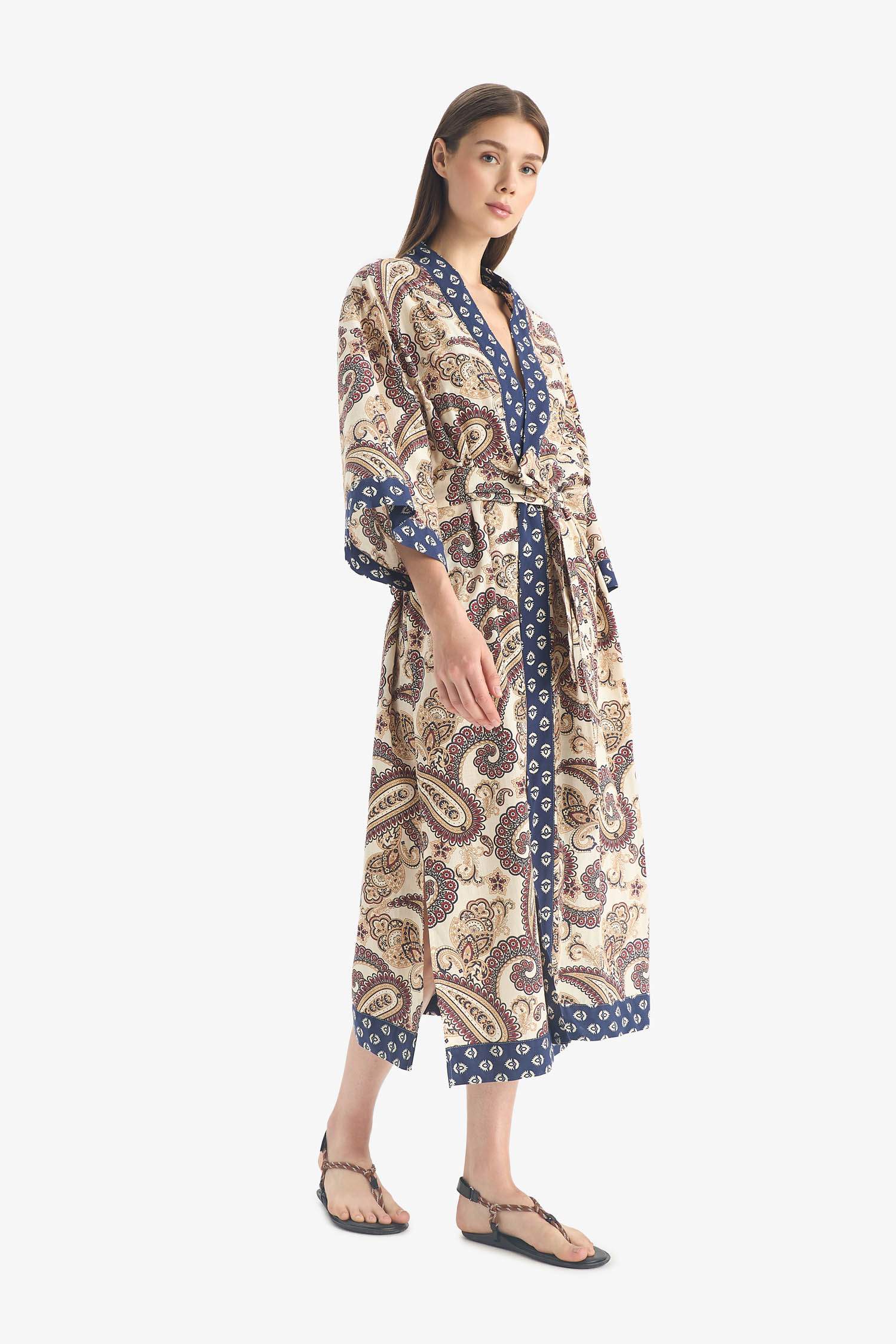 كيمونة من قطن مطبوع قصة عادية من Fall in Love