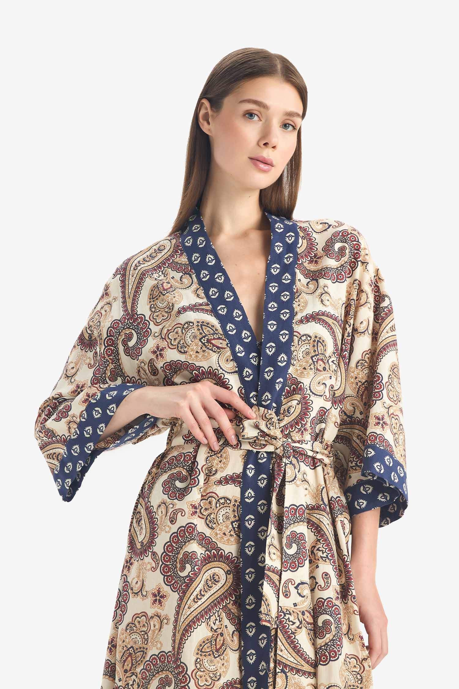 كيمونة من قطن مطبوع قصة عادية من Fall in Love