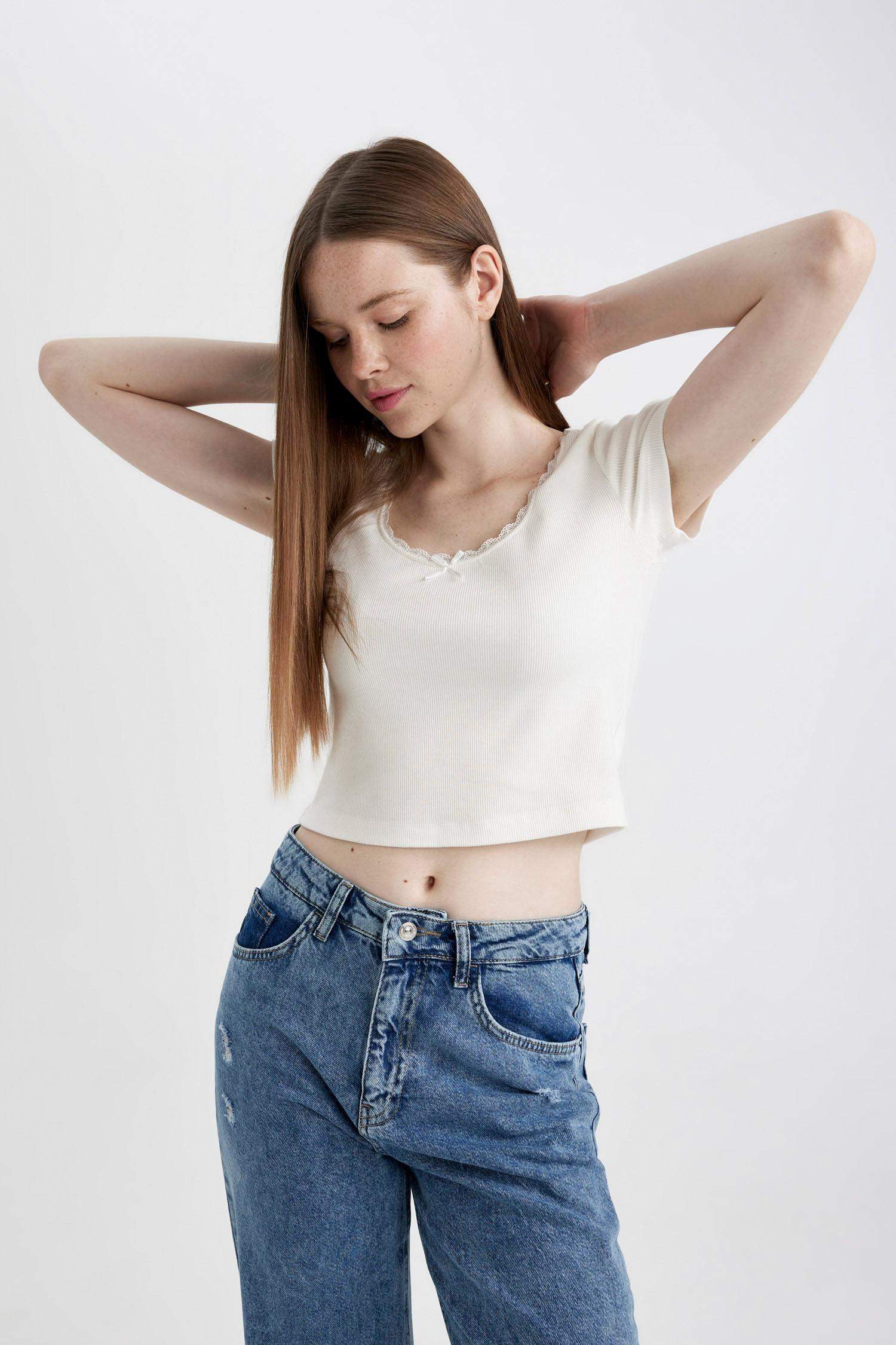 Fitted U Yaka Fitilli Kaşkorse Kısa Kollu Tişört