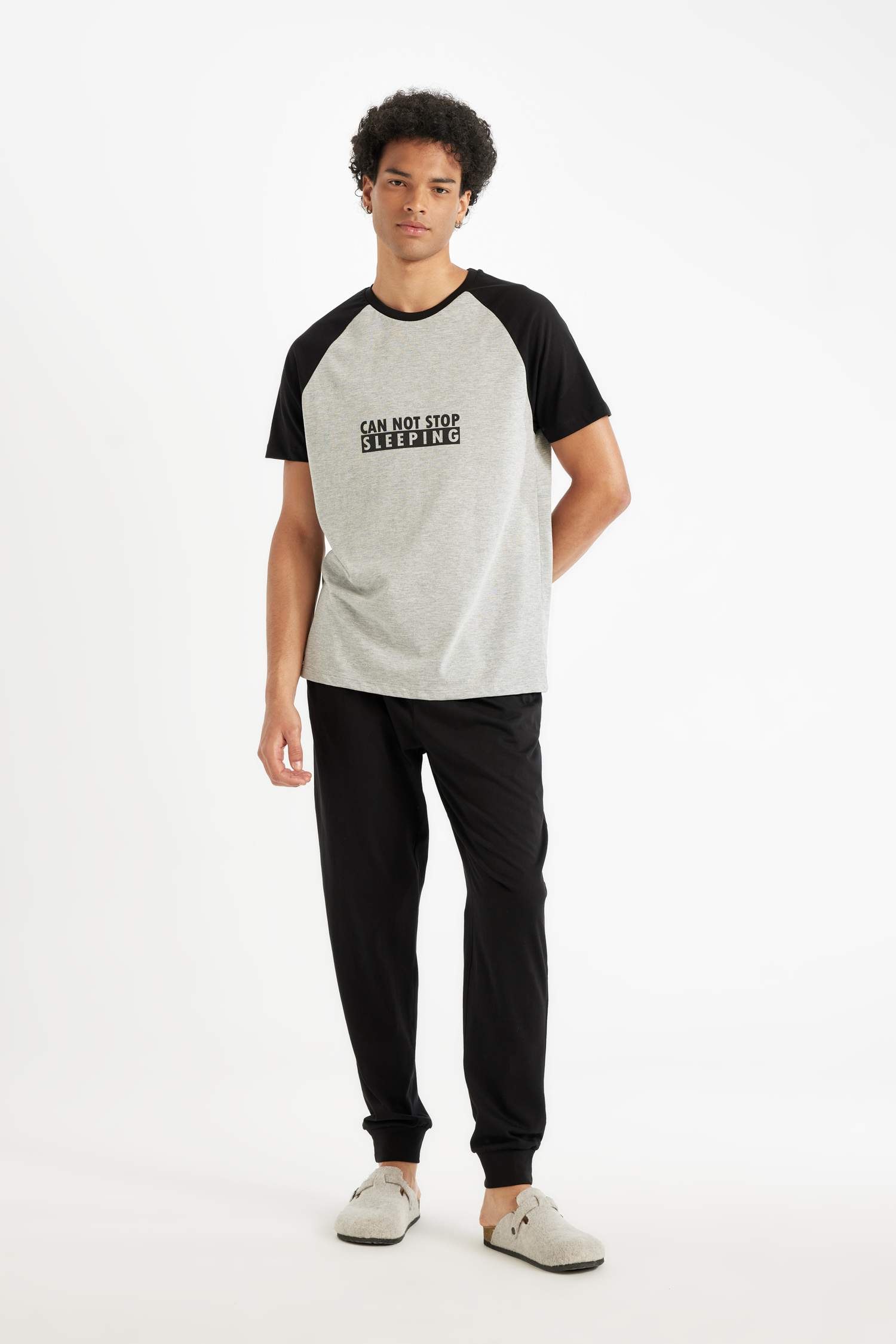 طقم قصة عادية بأكمام قصيرة من قطعتين