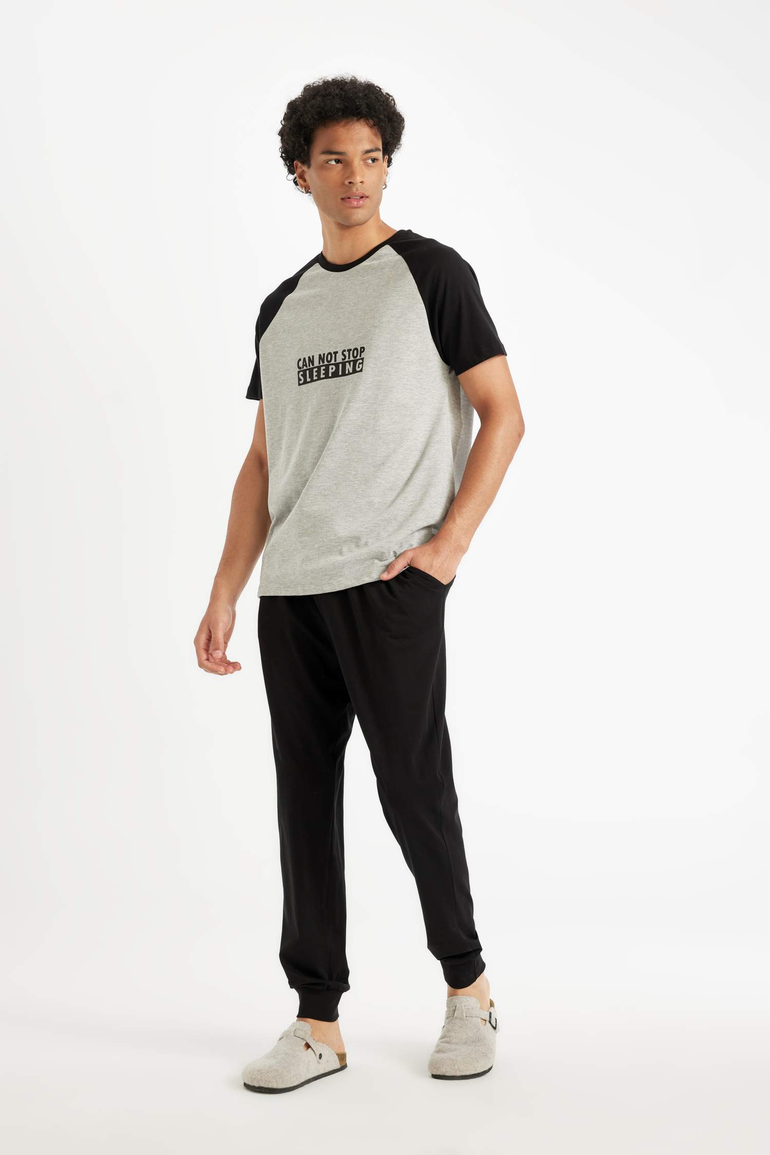 طقم قصة عادية بأكمام قصيرة من قطعتين