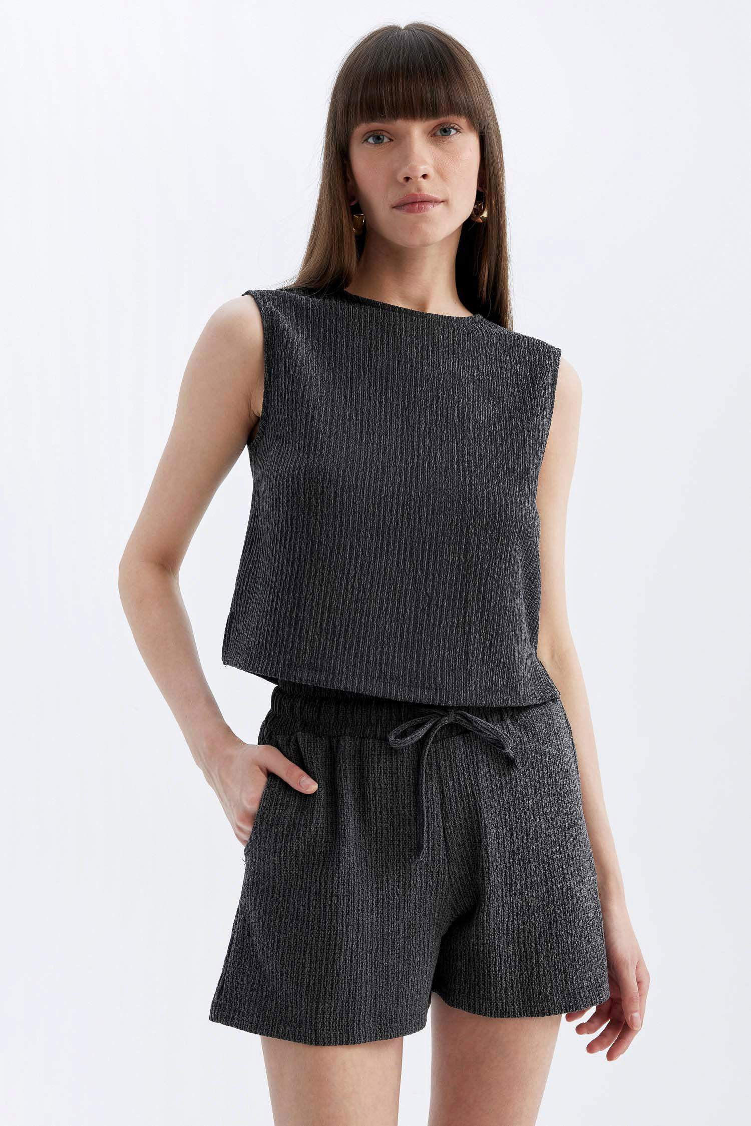 شورت سادة قصة عادية بجيب وخصر عادي