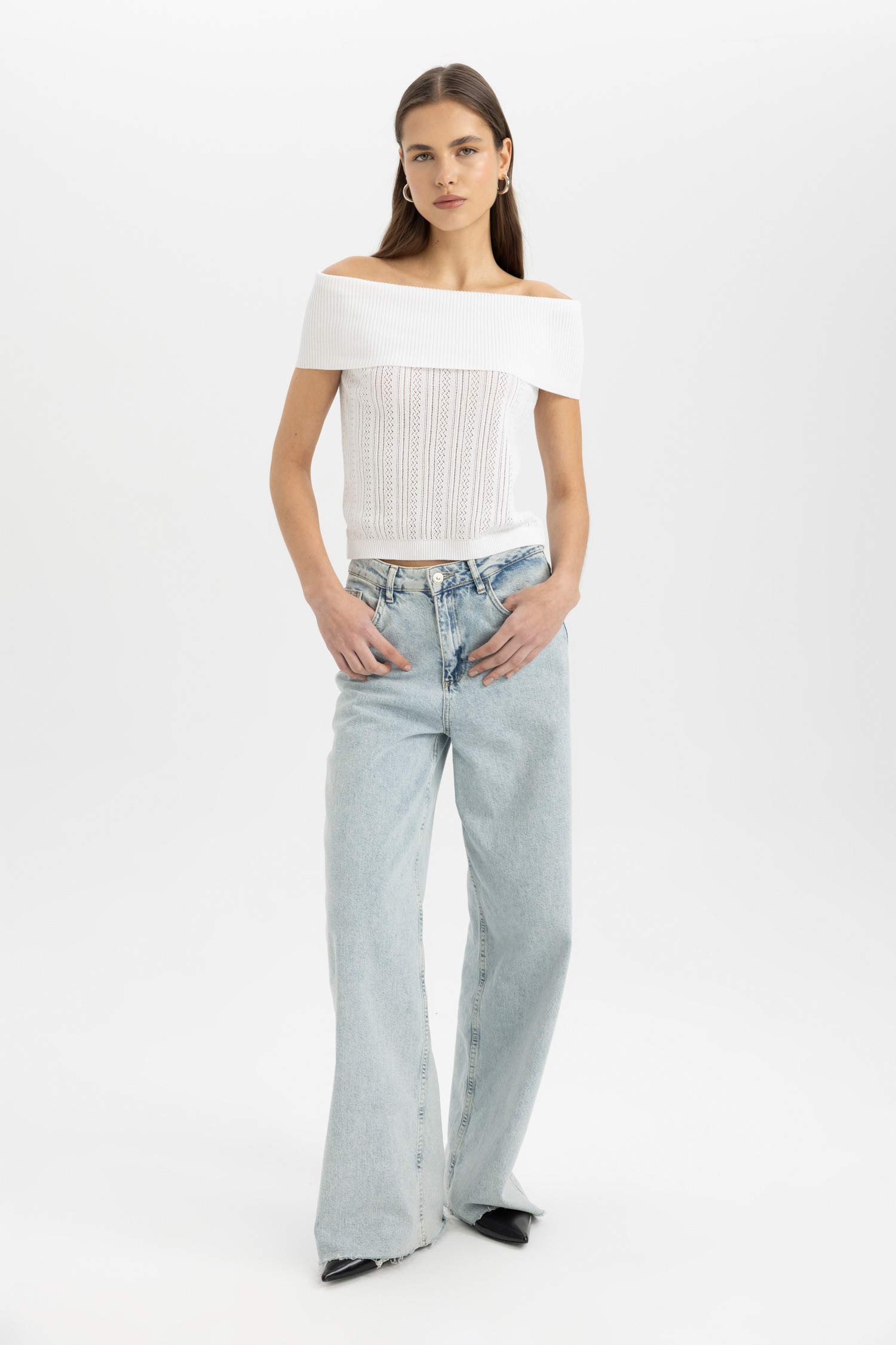 بلوزة تريكو سليم فيت بكتف مفتوح