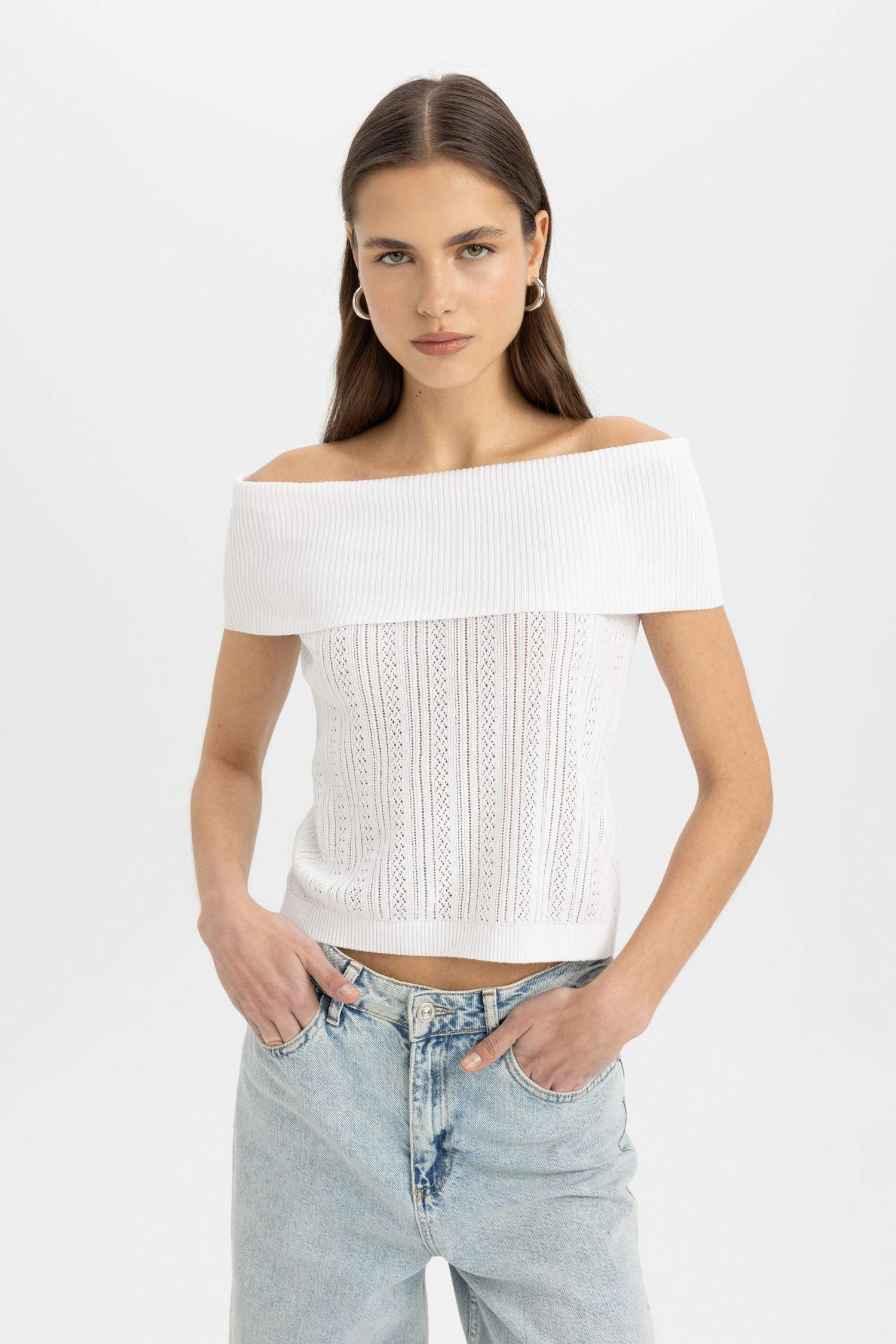 بلوزة تريكو سليم فيت بكتف مفتوح