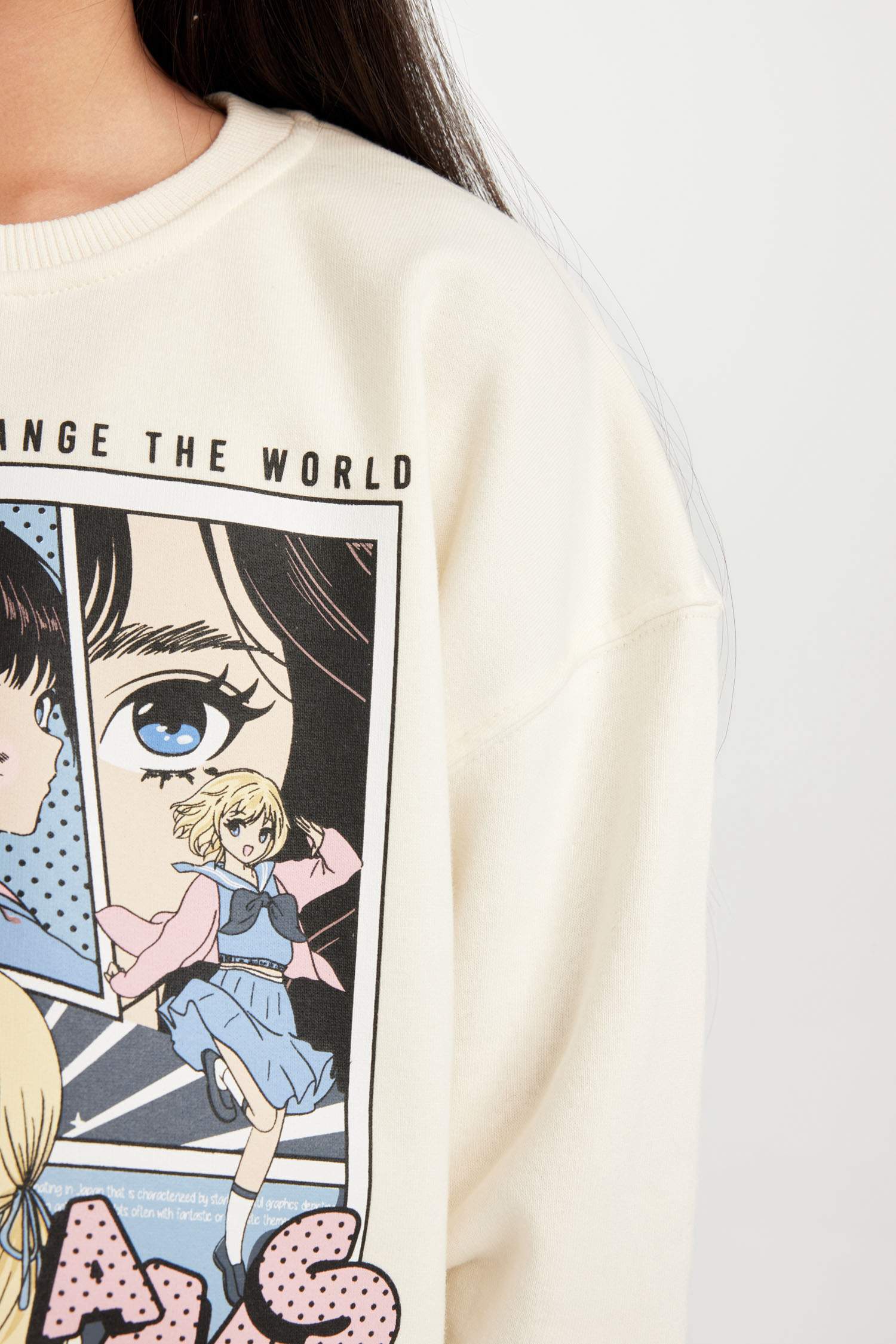 سويت شيرت بطبعة شعار واسع برقبة مستديرة