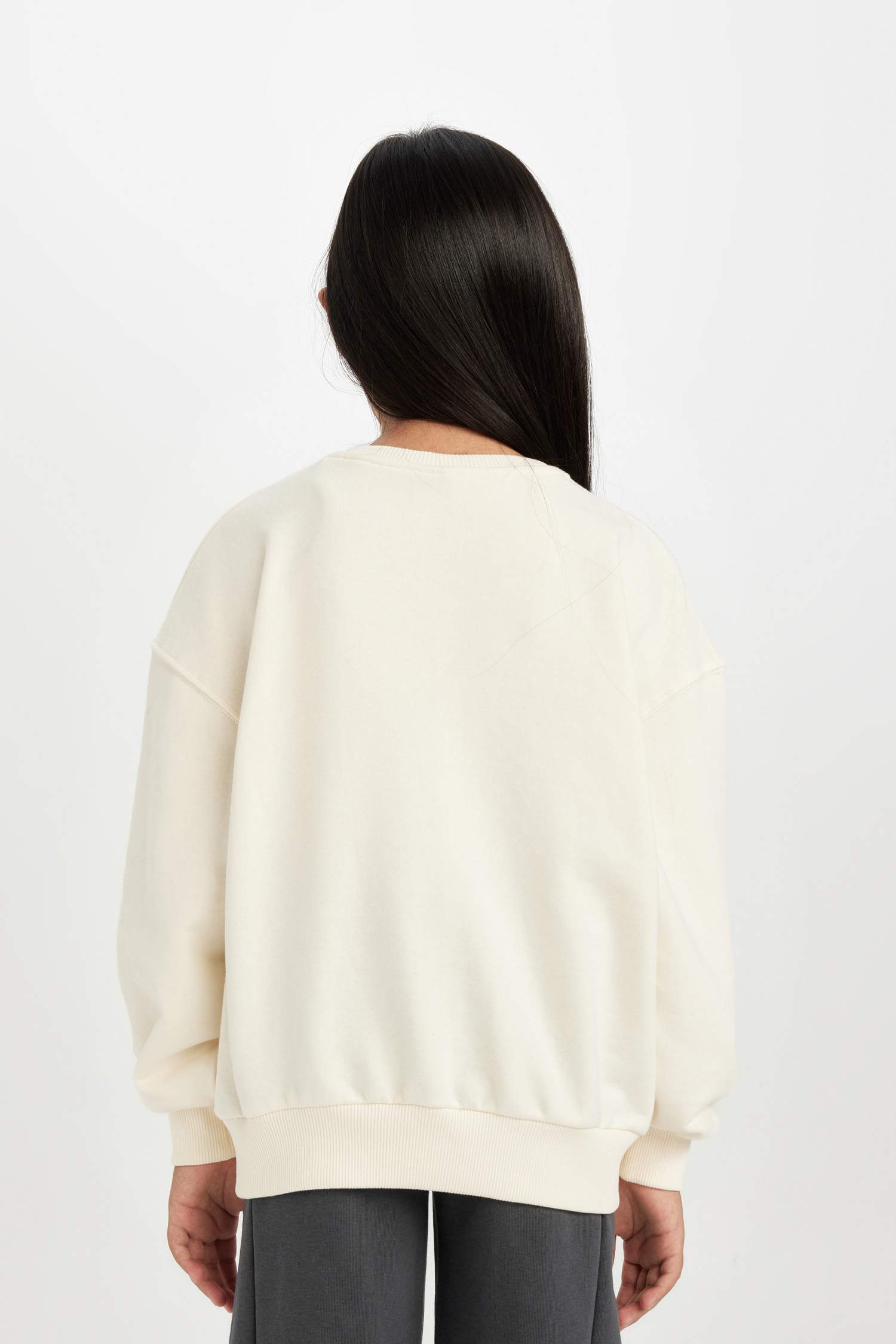 سويت شيرت بطبعة شعار واسع برقبة مستديرة