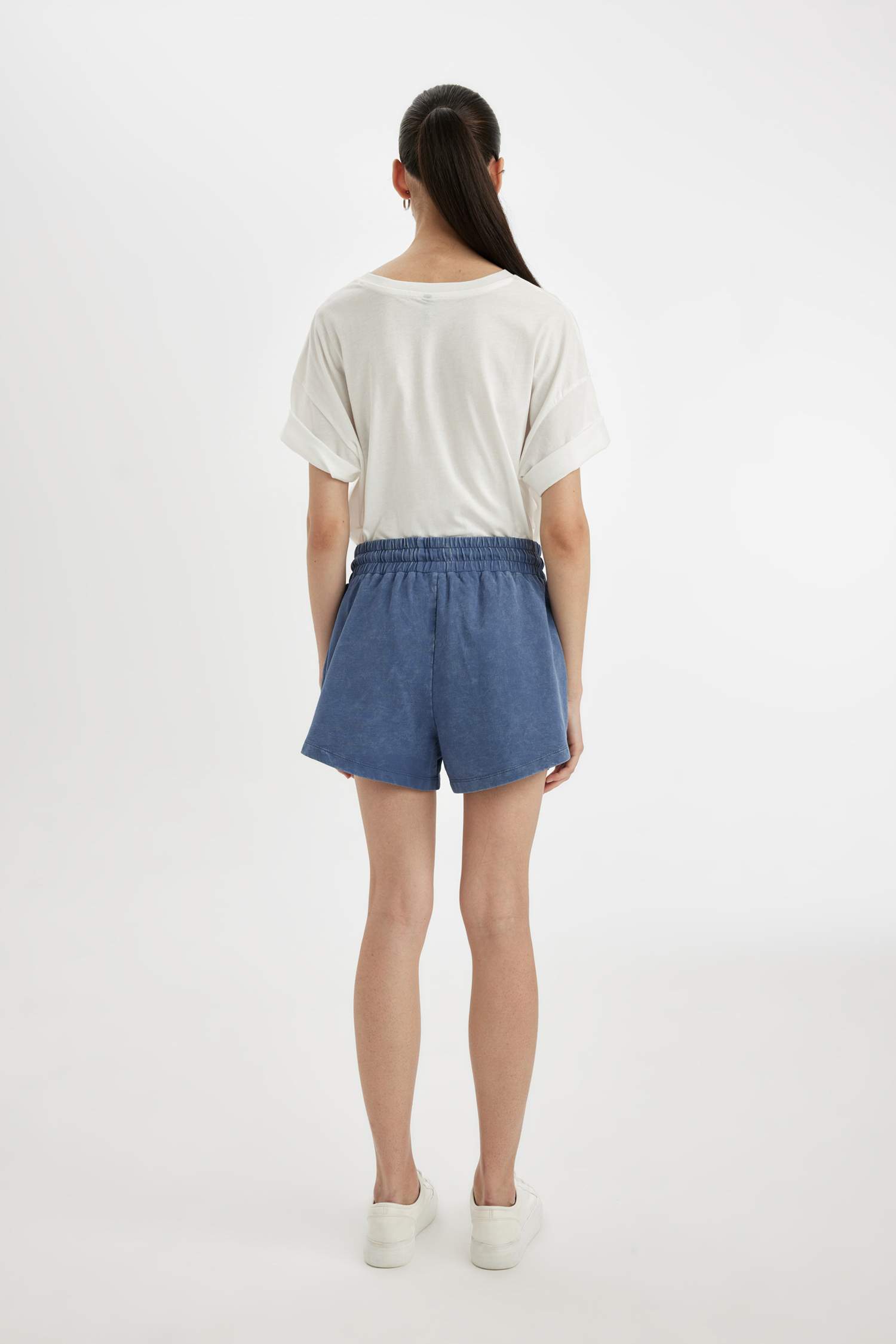 شورت منسوج بقصة مريحة