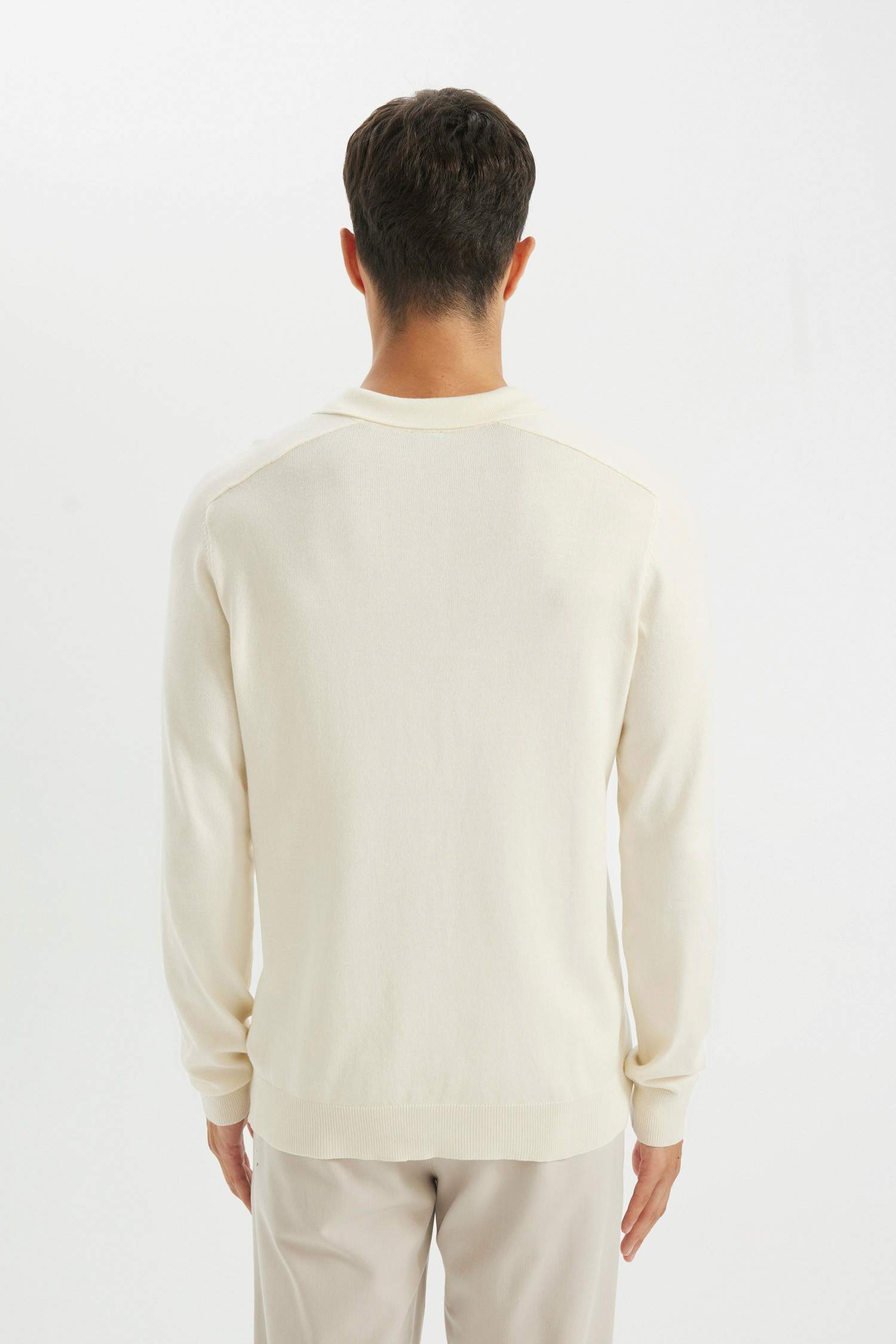 Свитер стандартного кроя с воротником поло